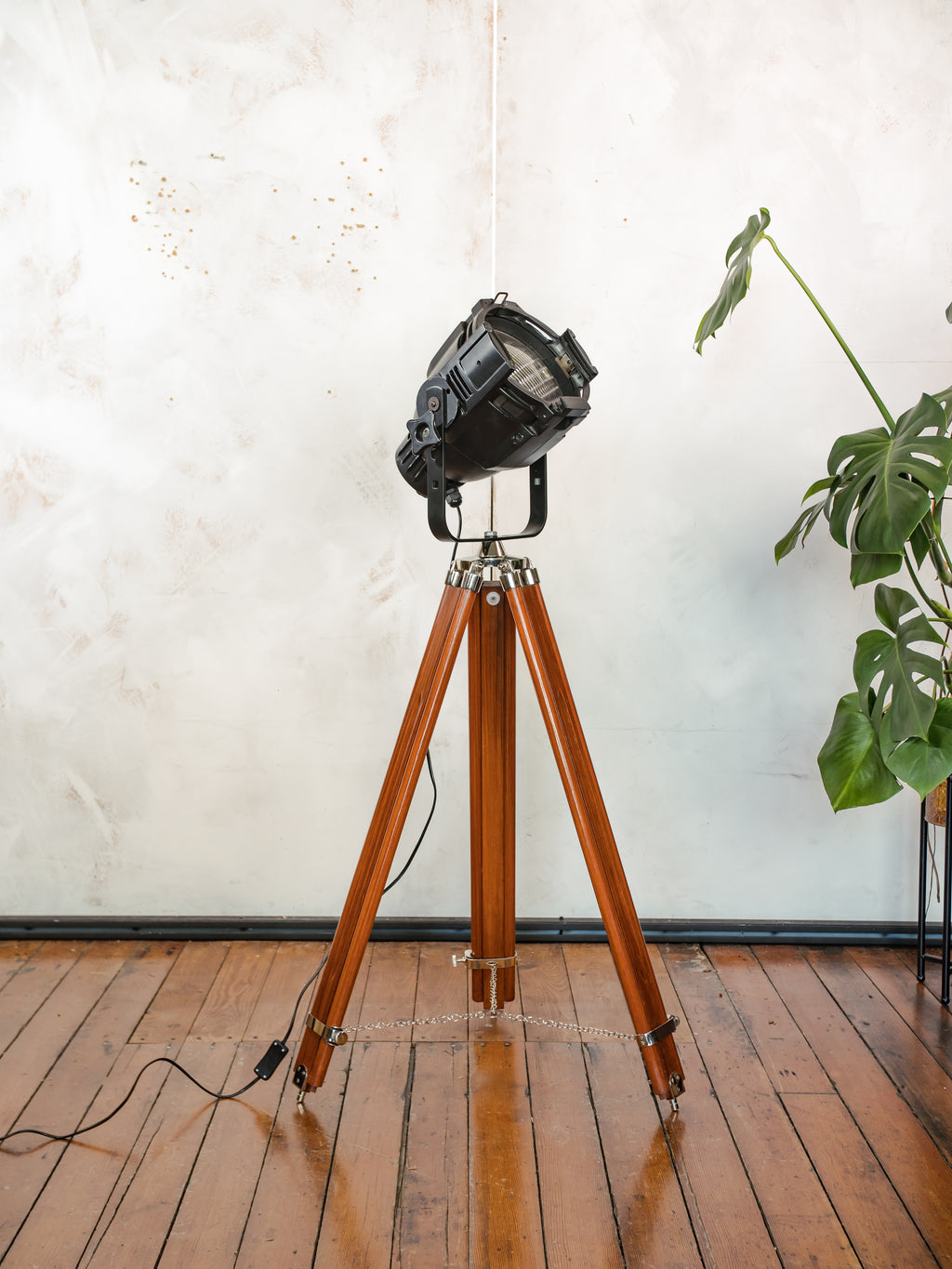 Floorlamp Vintage, Black Theatre Light | The Aliën Spotlight |  Studio Floorlamp | Stagelight on adjustable Wooden Tripod, Floor Spot light
