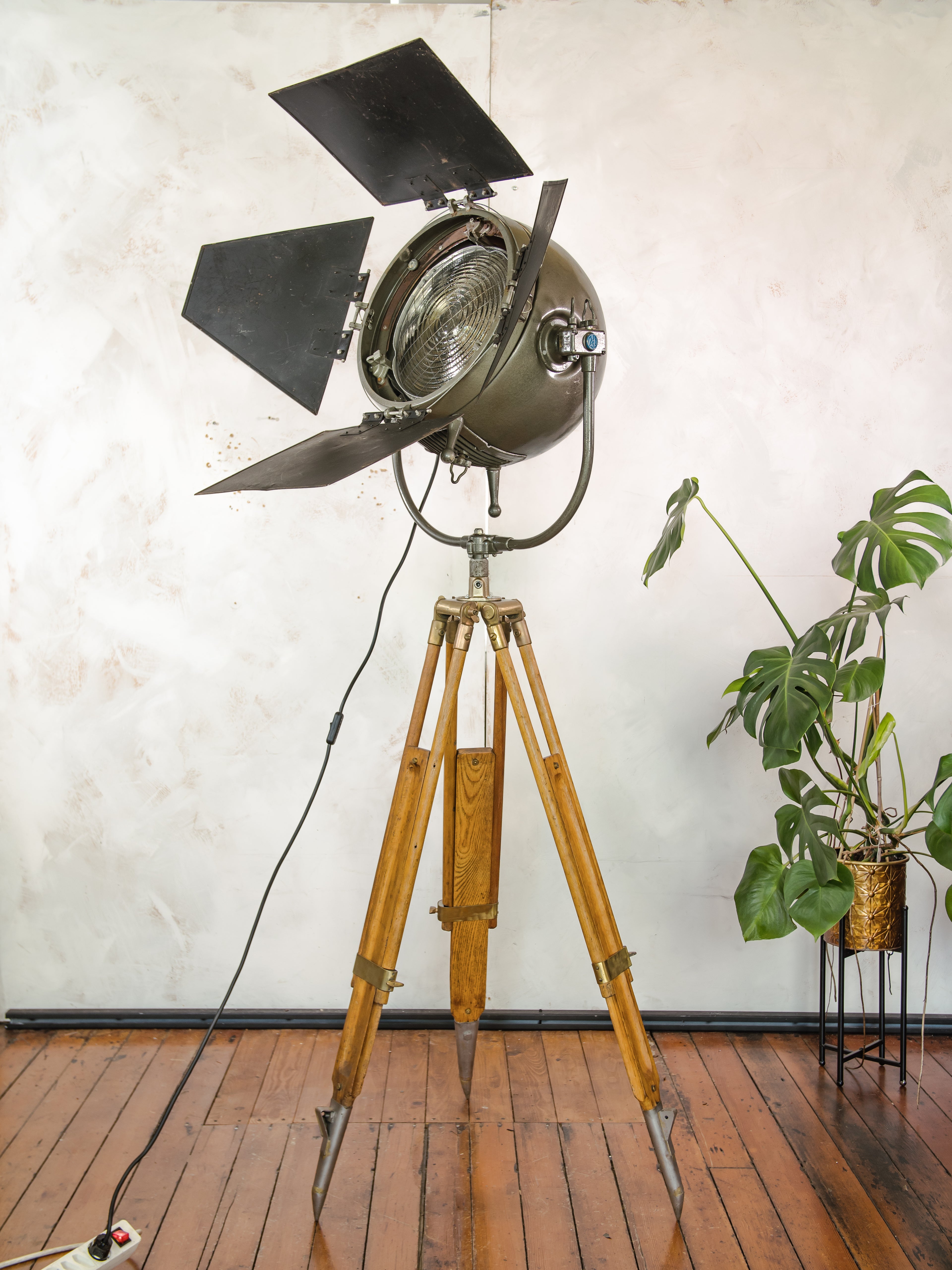 Mole Richardson Model 612 - The Sputnik uit de jaren 50, filmspotlight op houten 101 AMA-statief, grote, gerecyclede, unieke design theatervloerlamp