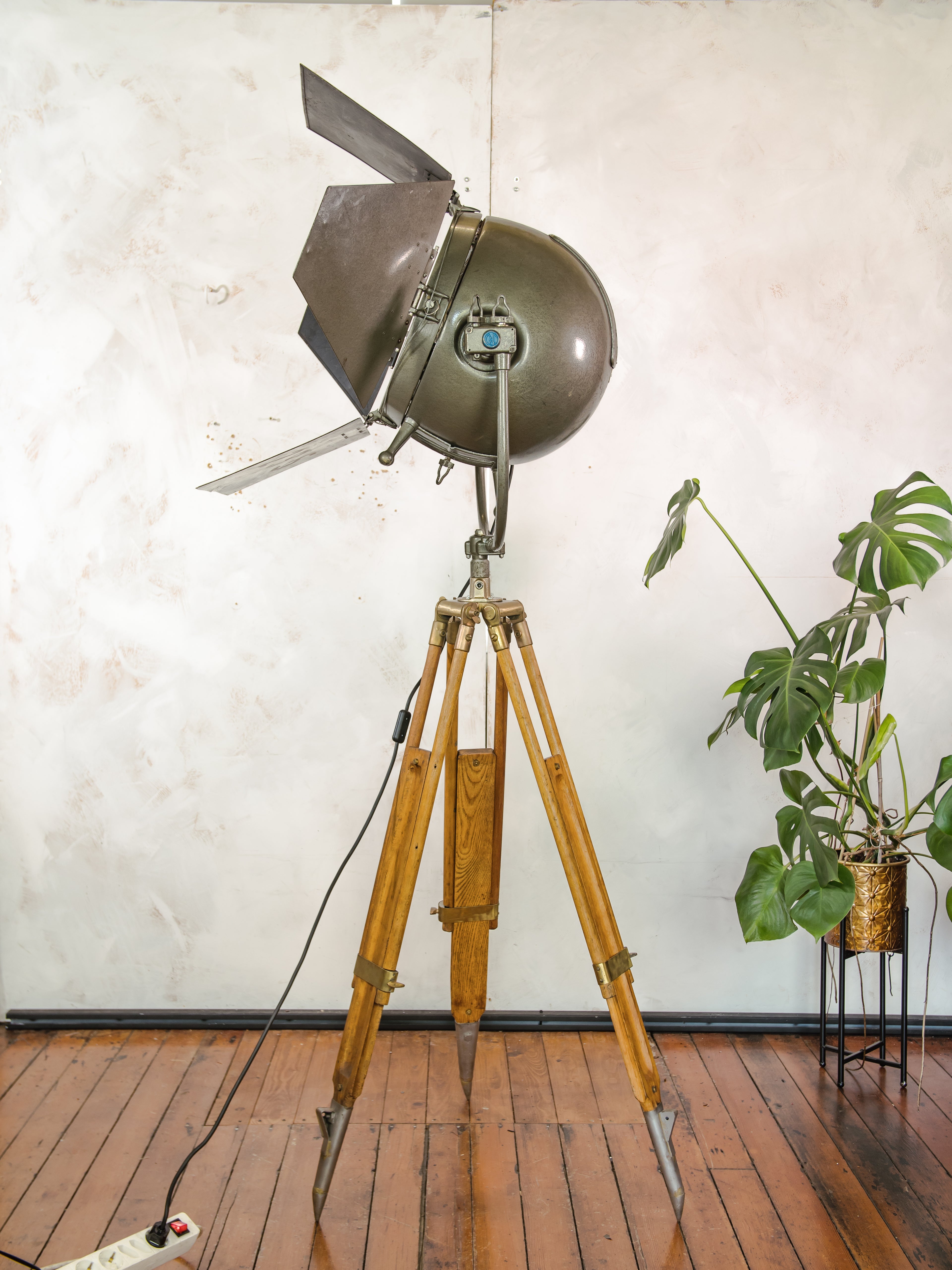 Mole Richardson Model 612 - The Sputnik uit de jaren 50, filmspotlight op houten 101 AMA-statief, grote, gerecyclede, unieke design theatervloerlamp