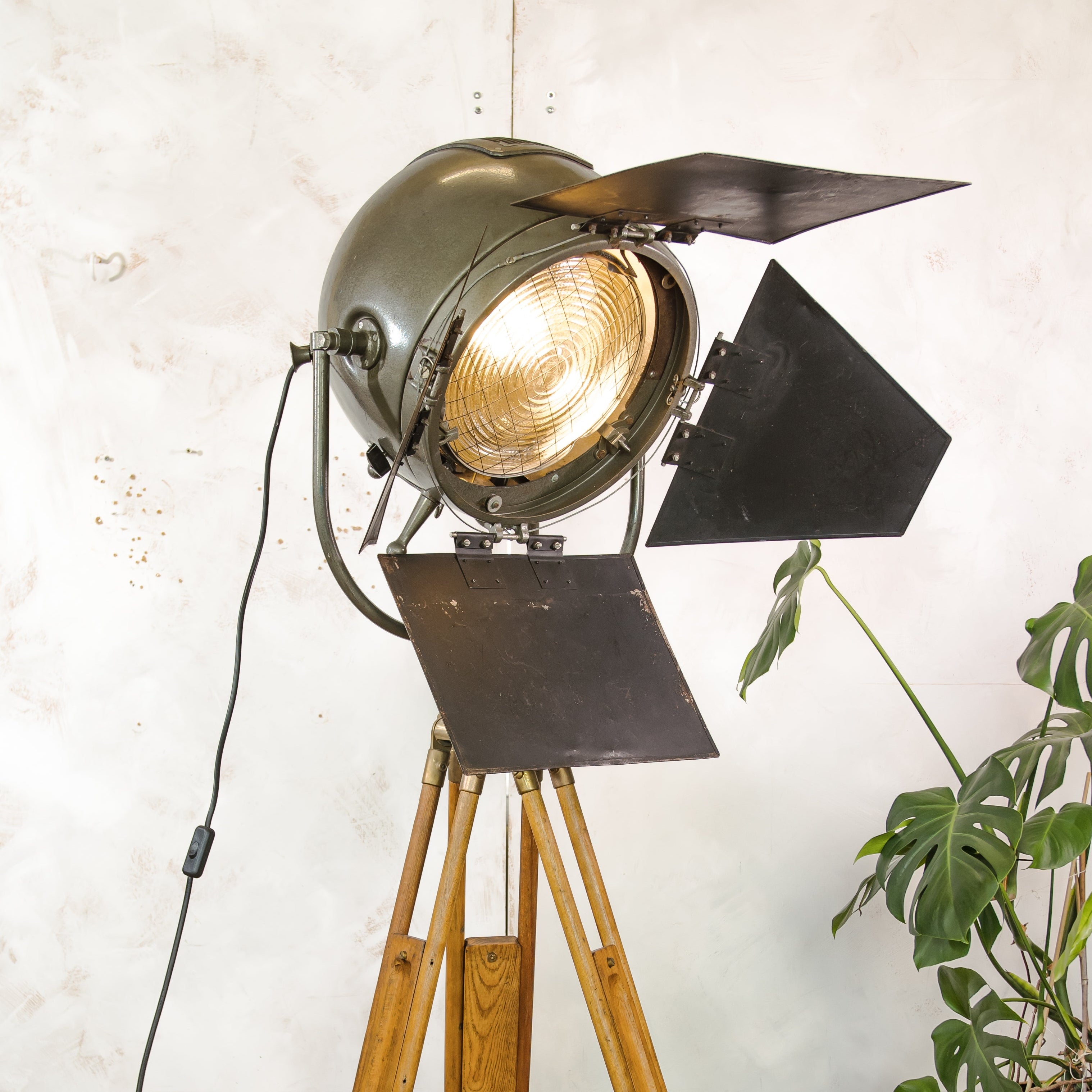 Mole Richardson Model 612 - The Sputnik uit de jaren 50, filmspotlight op houten 101 AMA-statief, grote, gerecyclede, unieke design theatervloerlamp