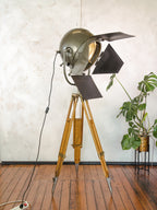 Mole Richardson Model 612 - The Sputnik uit de jaren 50, filmspotlight op houten 101 AMA-statief, grote, gerecyclede, unieke design theatervloerlamp