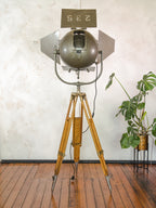 Mole Richardson Model 612 - The Sputnik uit de jaren 50, filmspotlight op houten 101 AMA-statief, grote, gerecyclede, unieke design theatervloerlamp