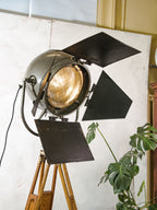 Mole Richardson Model 612 - The Sputnik uit de jaren 50, filmspotlight op houten 101 AMA-statief, grote, gerecyclede, unieke design theatervloerlamp