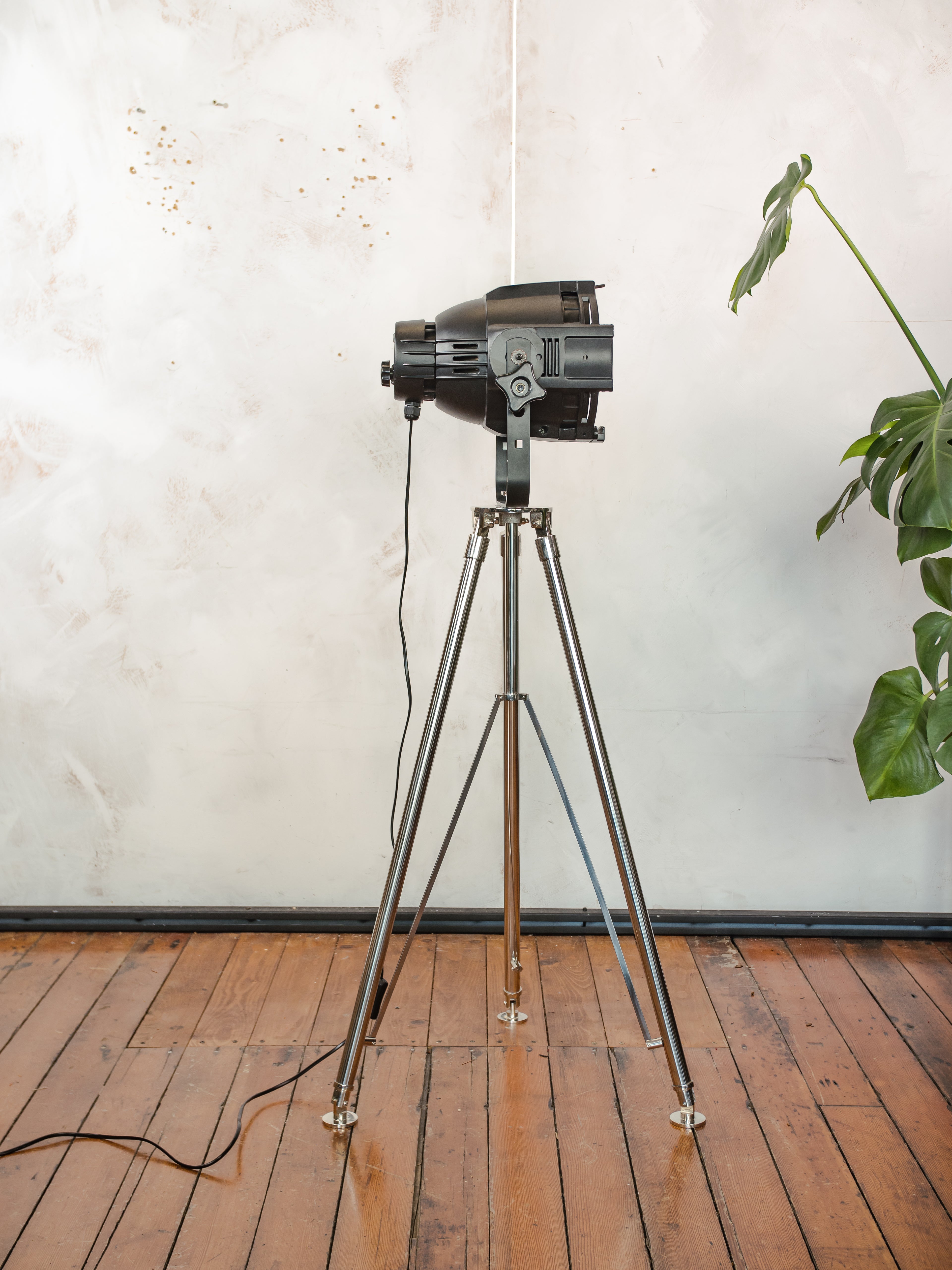Zwarte Stage light vloerlamp vintage | The Aliën Studio Spot | Spot op gepolijst chromen statief | Moderne industriële verlichting