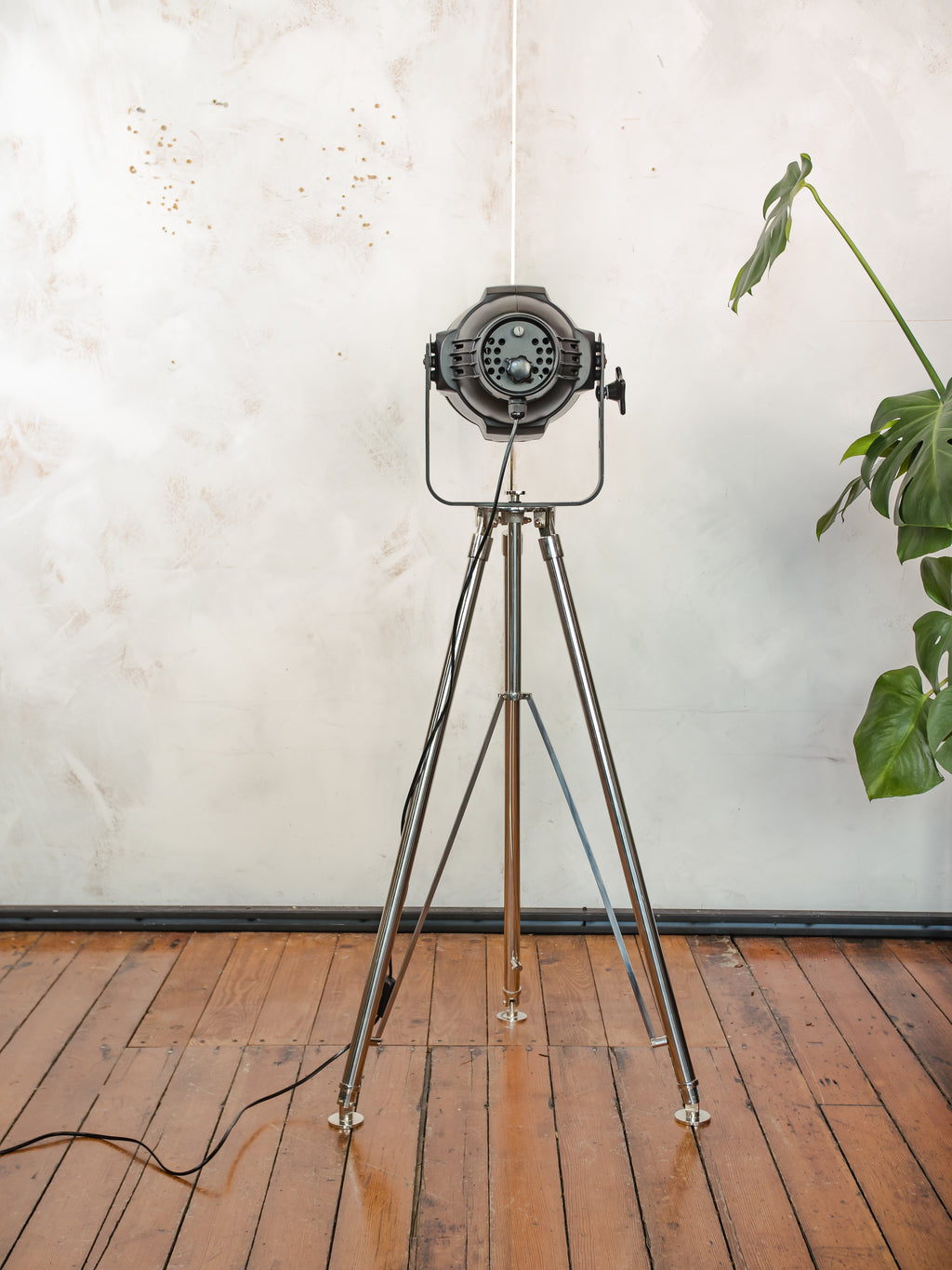 Black Stagelight Floorlamp Vintage  | The Aliën Studio Spot | Spotlight on polished chrome Tripod | Modern industrial lighting