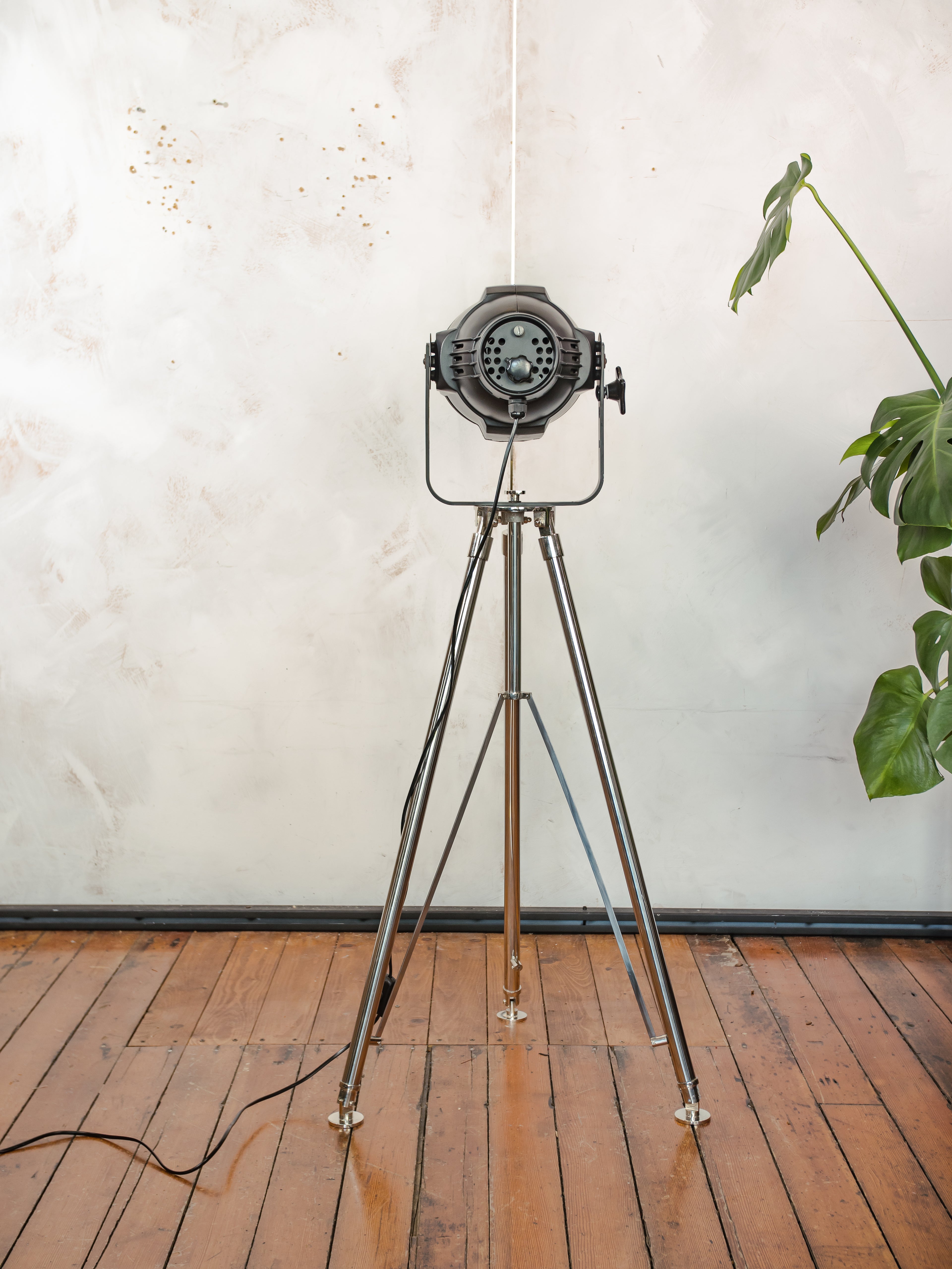 Zwarte Stage light vloerlamp vintage | The Aliën Studio Spot | Spot op gepolijst chromen statief | Moderne industriële verlichting