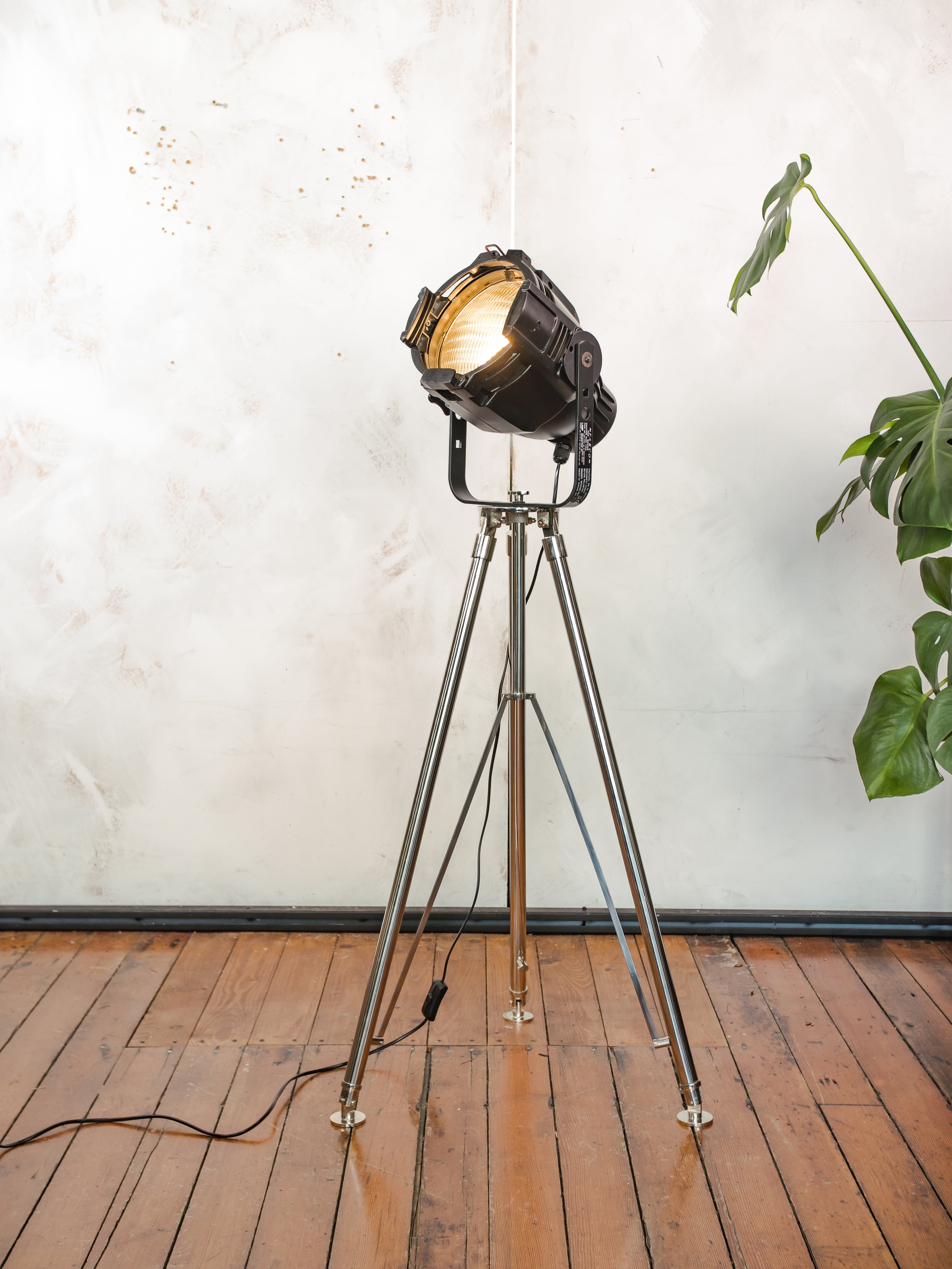 Black Stagelight Floorlamp Vintage  | The Aliën Studio Spot | Spotlight on polished chrome Tripod | Modern industrial lighting