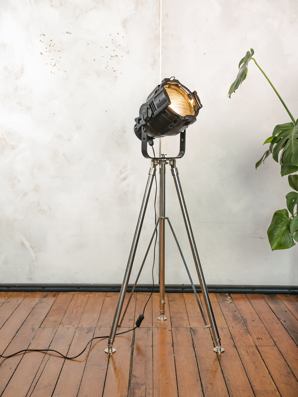 Black Stagelight Floorlamp Vintage  | The Aliën Studio Spot | Spotlight on polished chrome Tripod | Modern industrial lighting