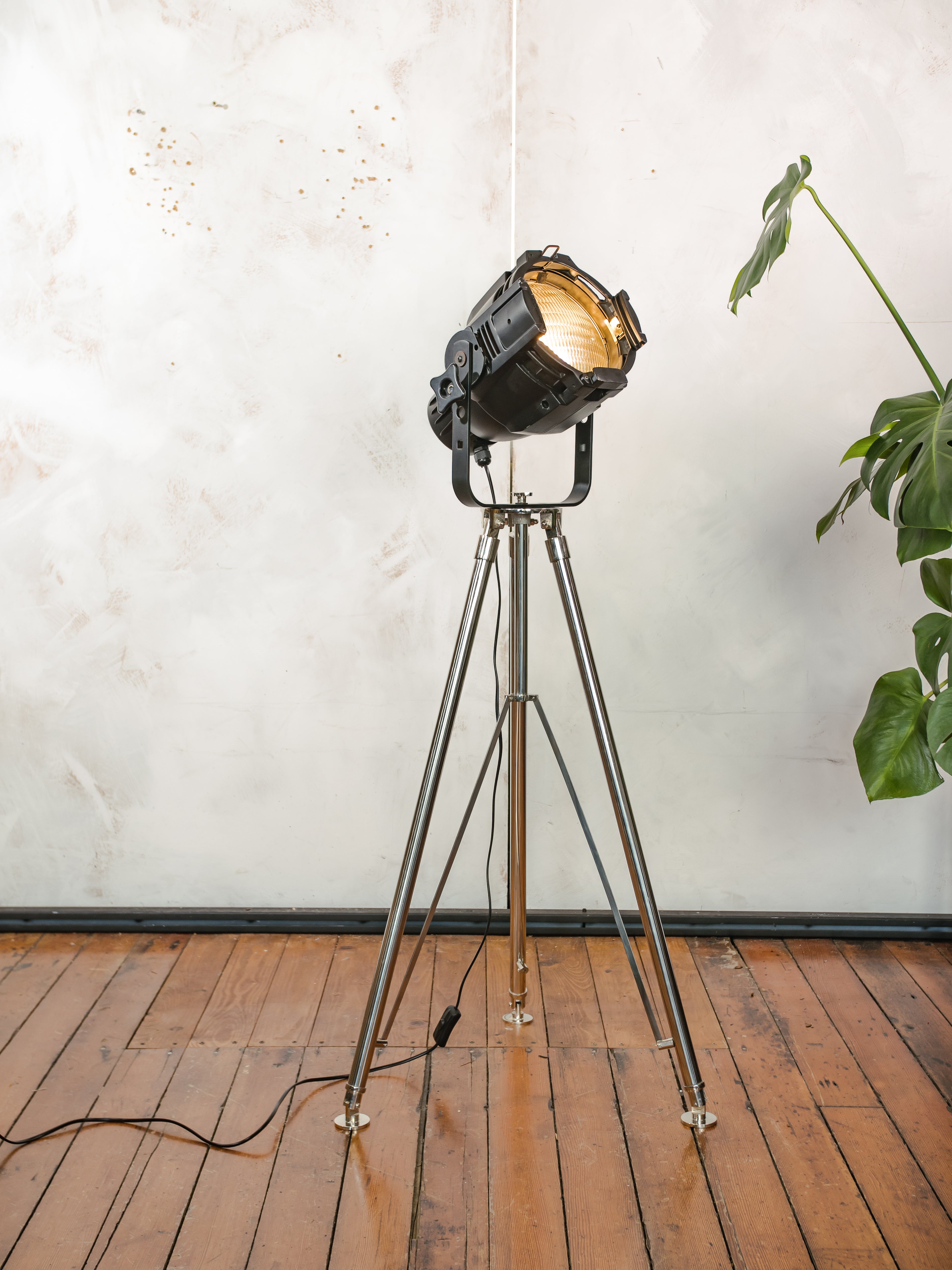 Black Stagelight Floorlamp Vintage  | The Aliën Studio Spot | Spotlight on polished chrome Tripod | Modern industrial lighting