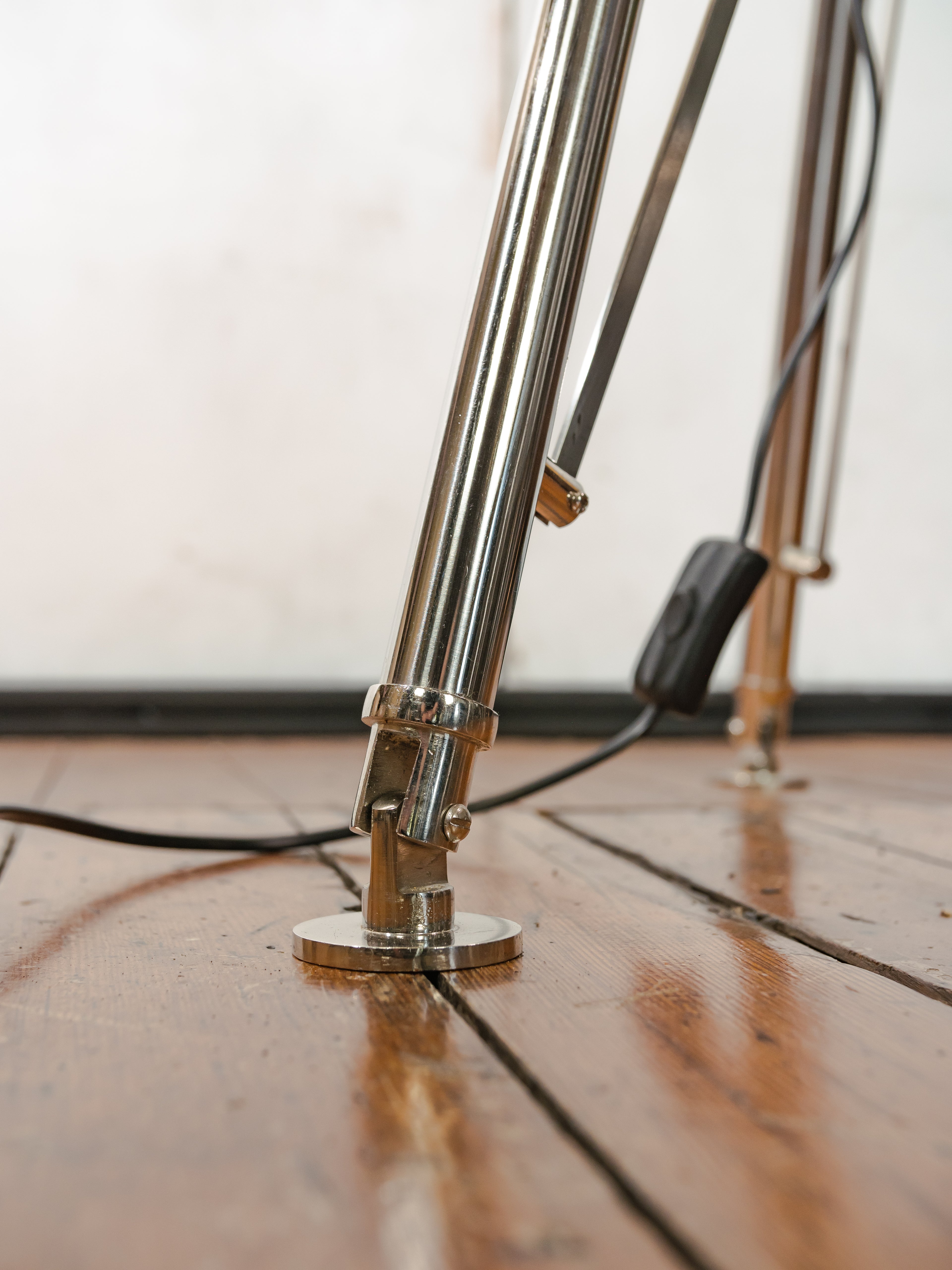 Black Stagelight Floorlamp Vintage  | The Aliën Studio Spot | Spotlight on polished chrome Tripod | Modern industrial lighting