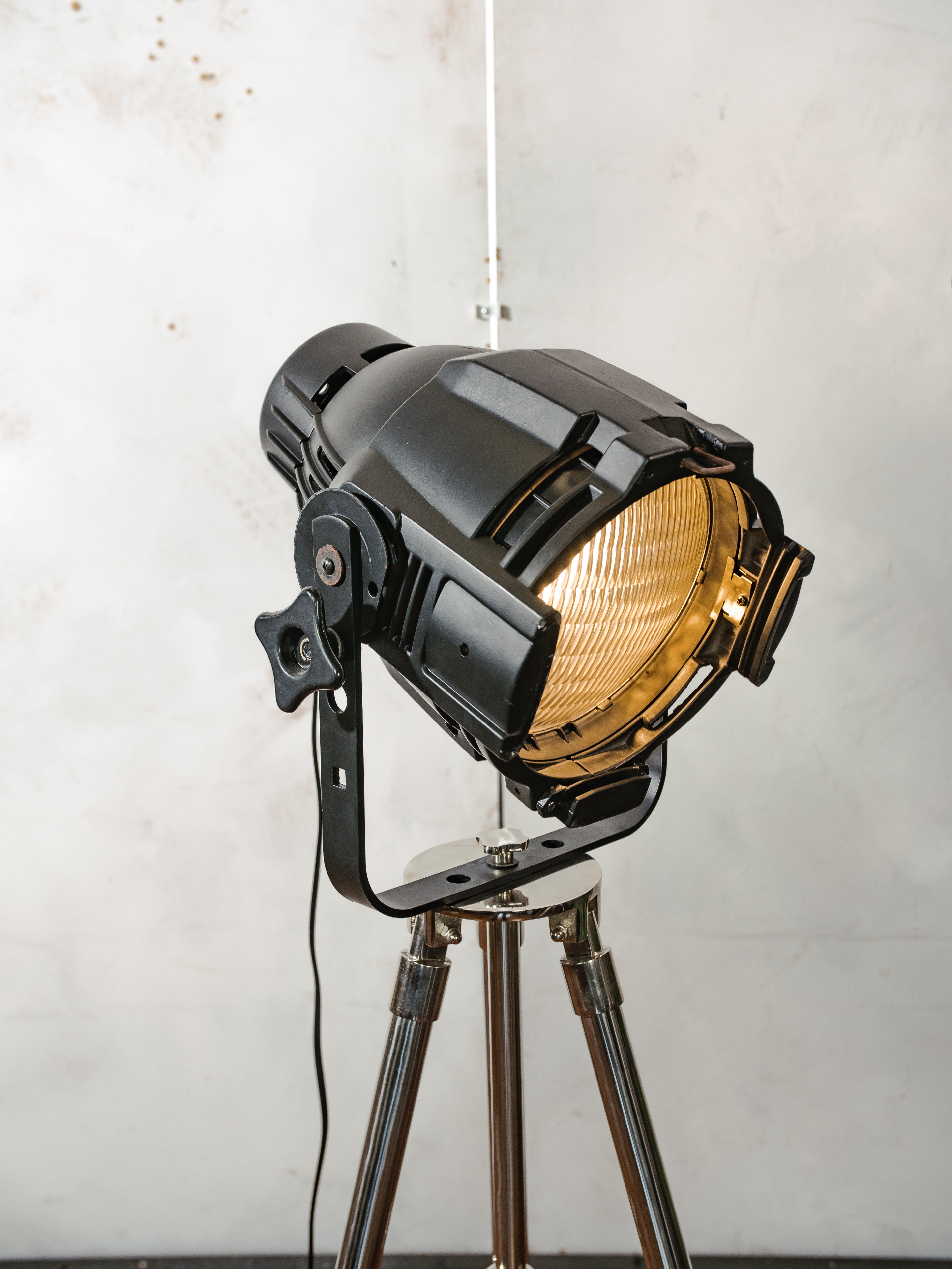 Zwarte Stage light vloerlamp vintage | The Aliën Studio Spot | Spot op gepolijst chromen statief | Moderne industriële verlichting