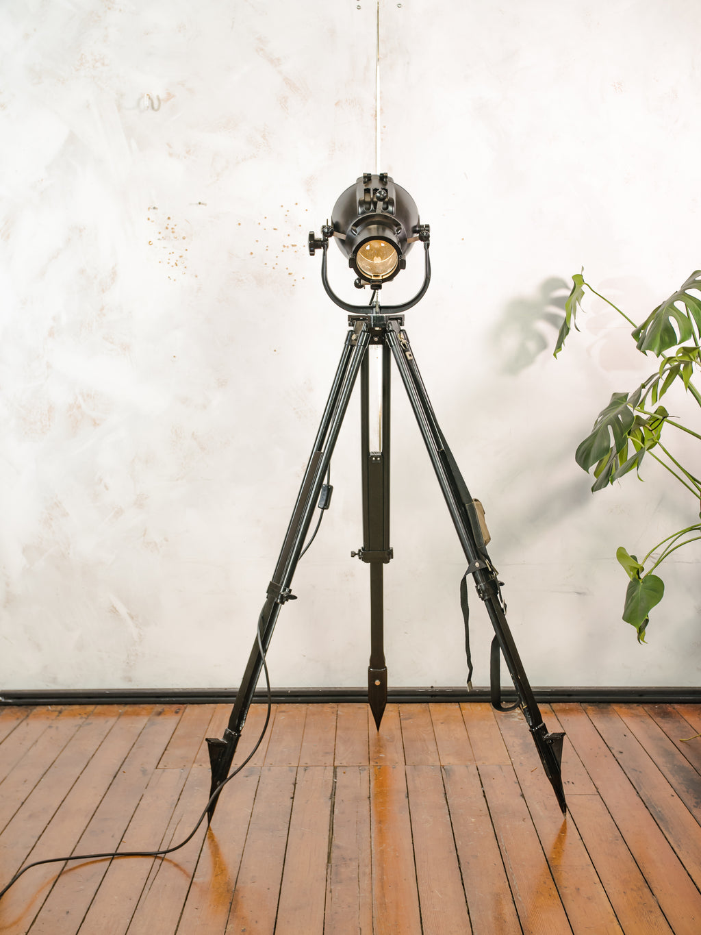 Vintage Strand Patt 23 theaterspotlamp op statief, gerecyclede Engelse theaterlamp uit de jaren 60, industriële staande lamp, The PigNose