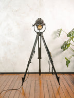 Vintage Strand Patt 23 theaterspotlamp op statief, gerecyclede Engelse theaterlamp uit de jaren 60, industriële staande lamp, The PigNose
