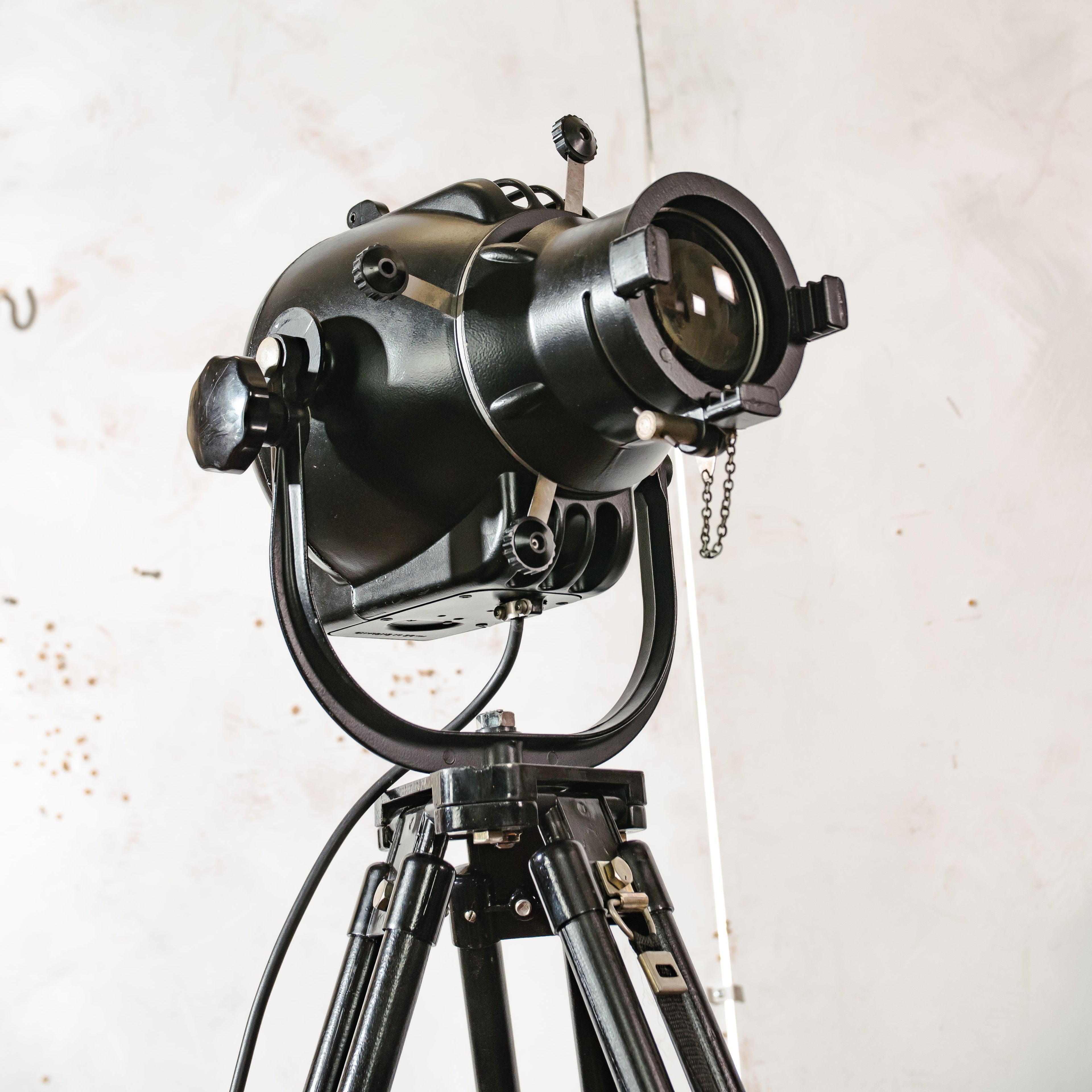 Vintage Strand Patt 23 theaterspotlamp op statief, gerecyclede Engelse theaterlamp uit de jaren 60, industriële staande lamp, The PigNose