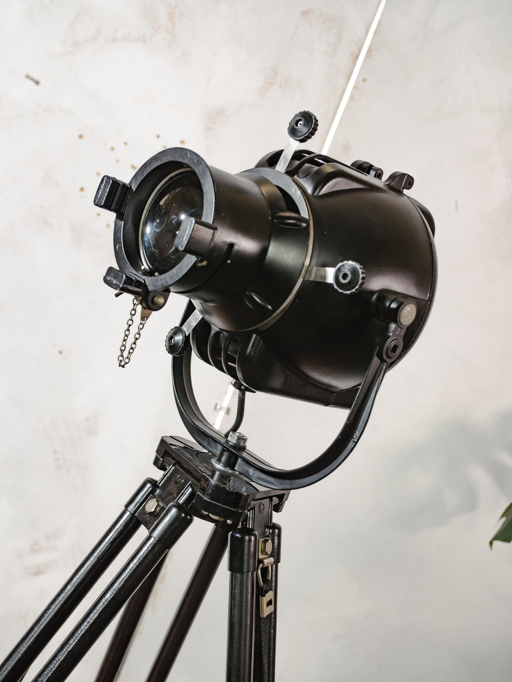 Vintage Strand Patt 23 theaterspotlamp op statief, gerecyclede Engelse theaterlamp uit de jaren 60, industriële staande lamp, The PigNose