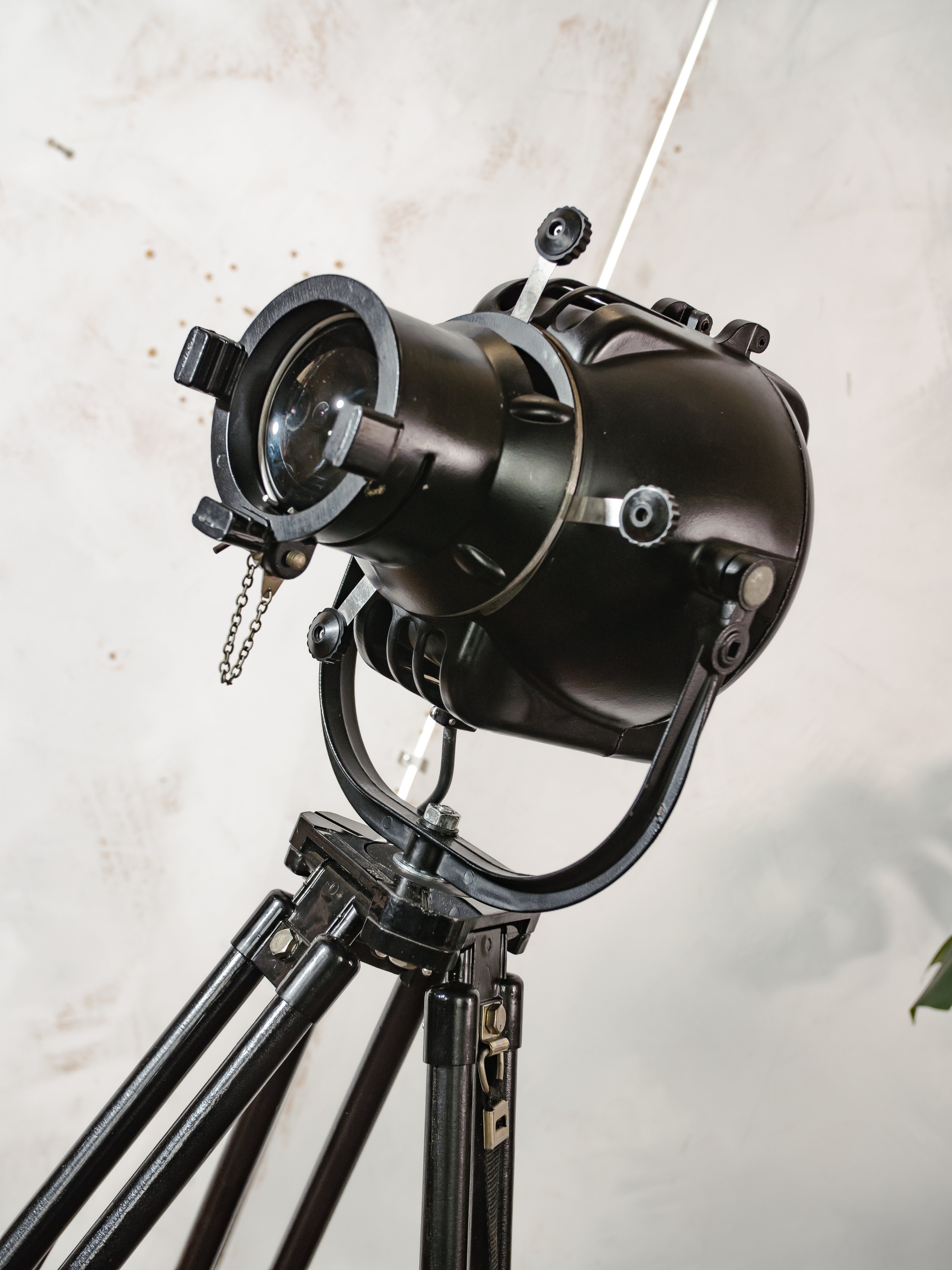 Vintage Strand Patt 23 theaterspotlamp op statief, gerecyclede Engelse theaterlamp uit de jaren 60, industriële staande lamp, The PigNose