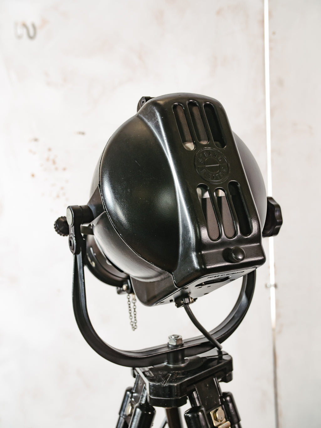 Vintage Strand Patt 23 theaterspotlamp op statief, gerecyclede Engelse theaterlamp uit de jaren 60, industriële staande lamp, The PigNose