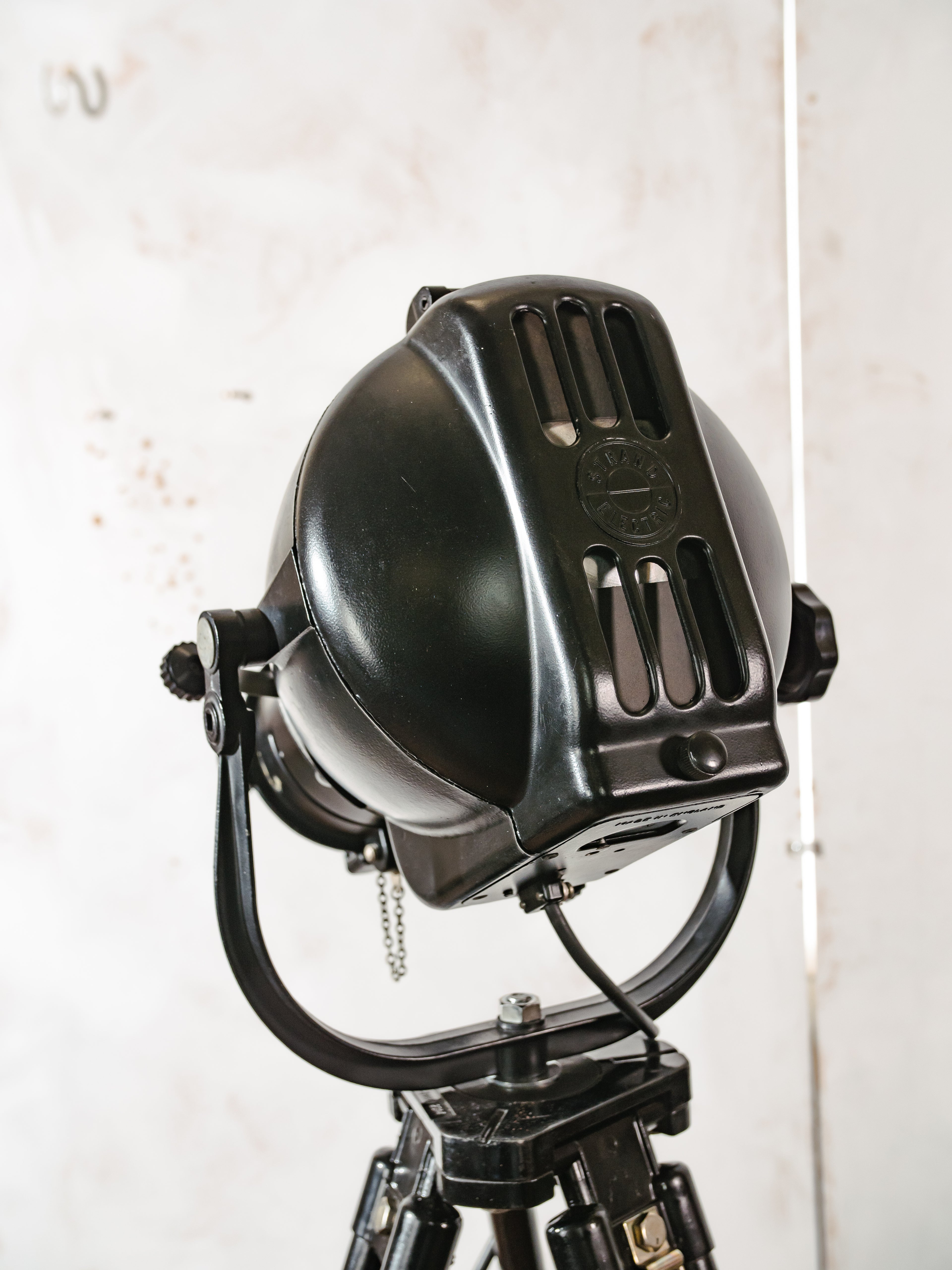 Vintage Strand Patt 23 theaterspotlamp op statief, gerecyclede Engelse theaterlamp uit de jaren 60, industriële staande lamp, The PigNose
