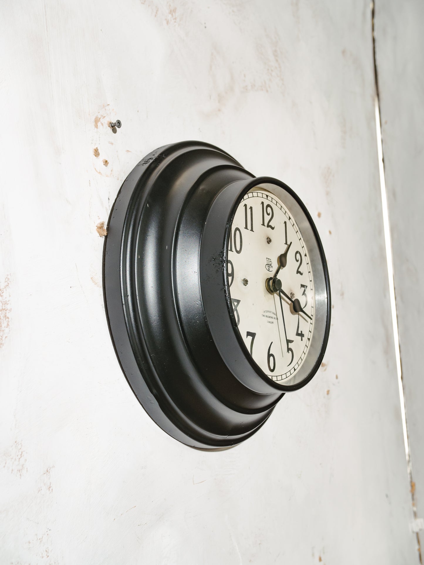 Antieke zwarte ITR wandklok met witte wijzerplaat, gerenoveerde kloki circa 1920, International Time Recording co. ltd London, quartz