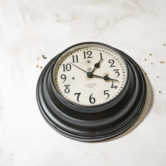Antieke zwarte ITR wandklok met witte wijzerplaat, gerenoveerde kloki circa 1920, International Time Recording co. ltd London, quartz