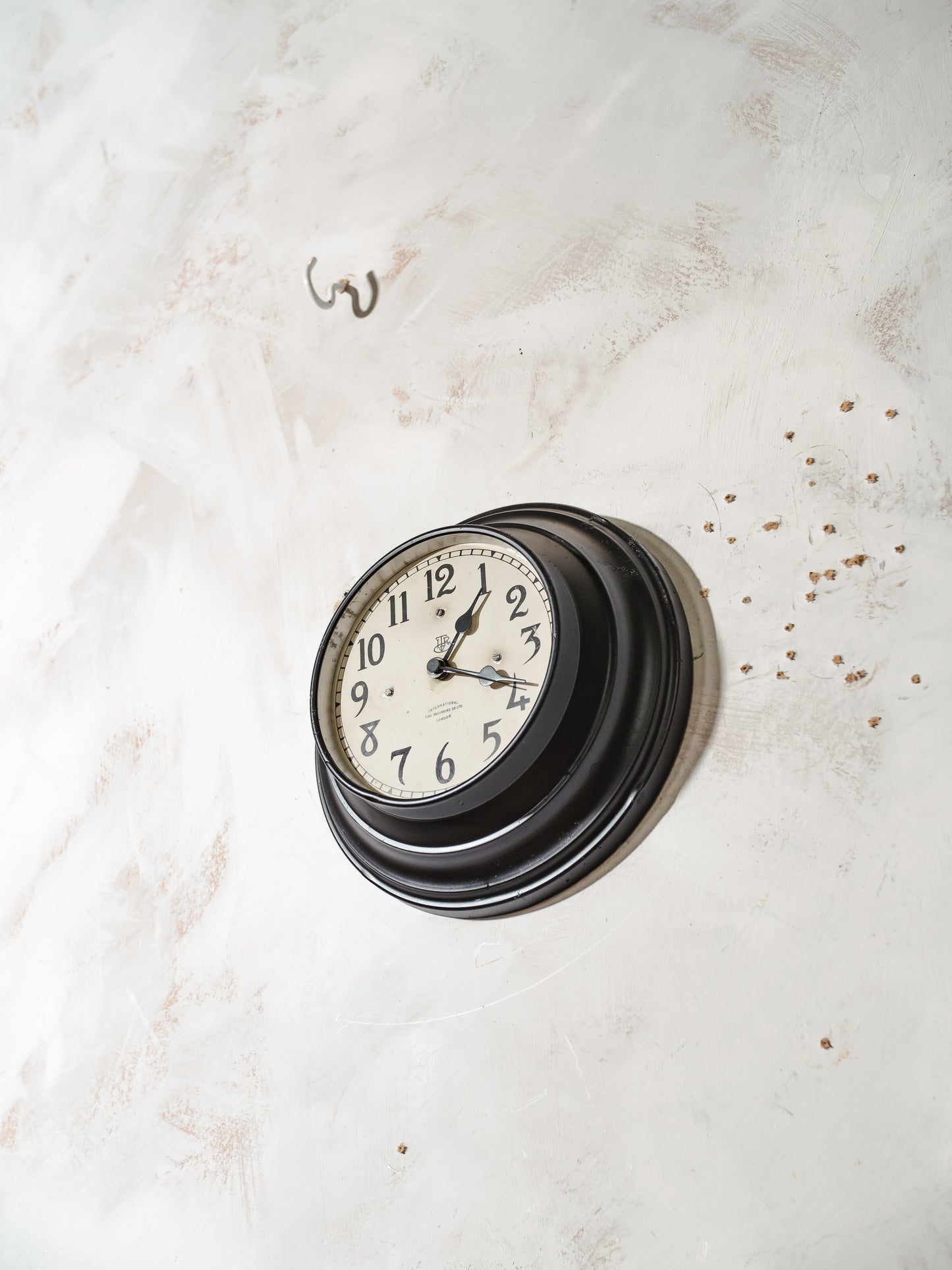 Antieke zwarte ITR wandklok met witte wijzerplaat, gerenoveerde kloki circa 1920, International Time Recording co. ltd London, quartz