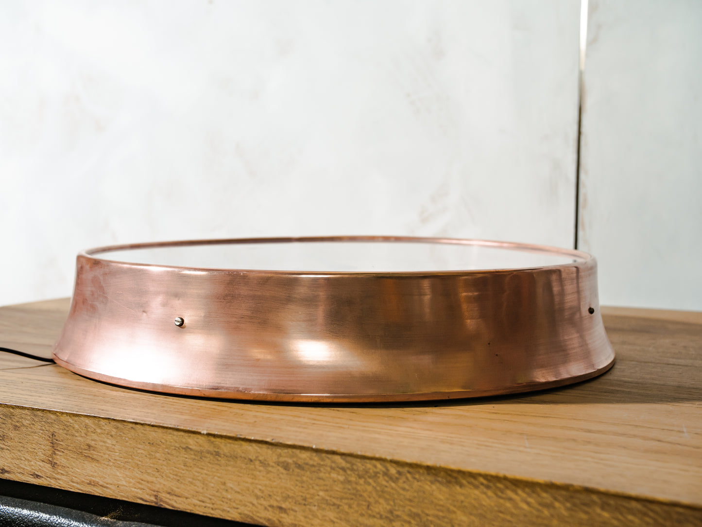 Koperen Gents of Leicester wand klok uit de jaren 20, diameter 50 cm, met origineel mechanisme en pulsgever, volledig gerestaureerd