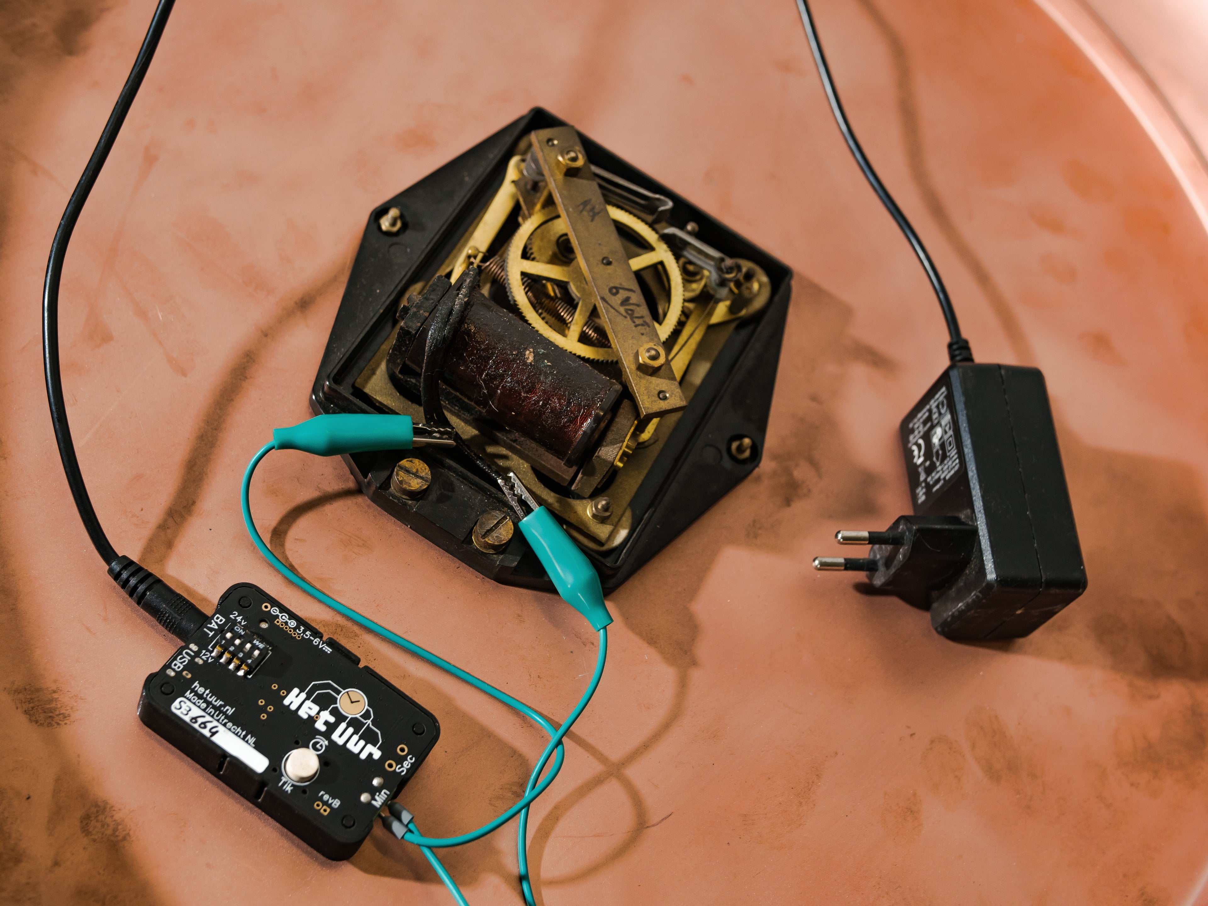 Copper Gents of Leicester 1920s Wall Clock, Diameter 50 CM, With original Mechanism and Pulse generator, Completely Restored