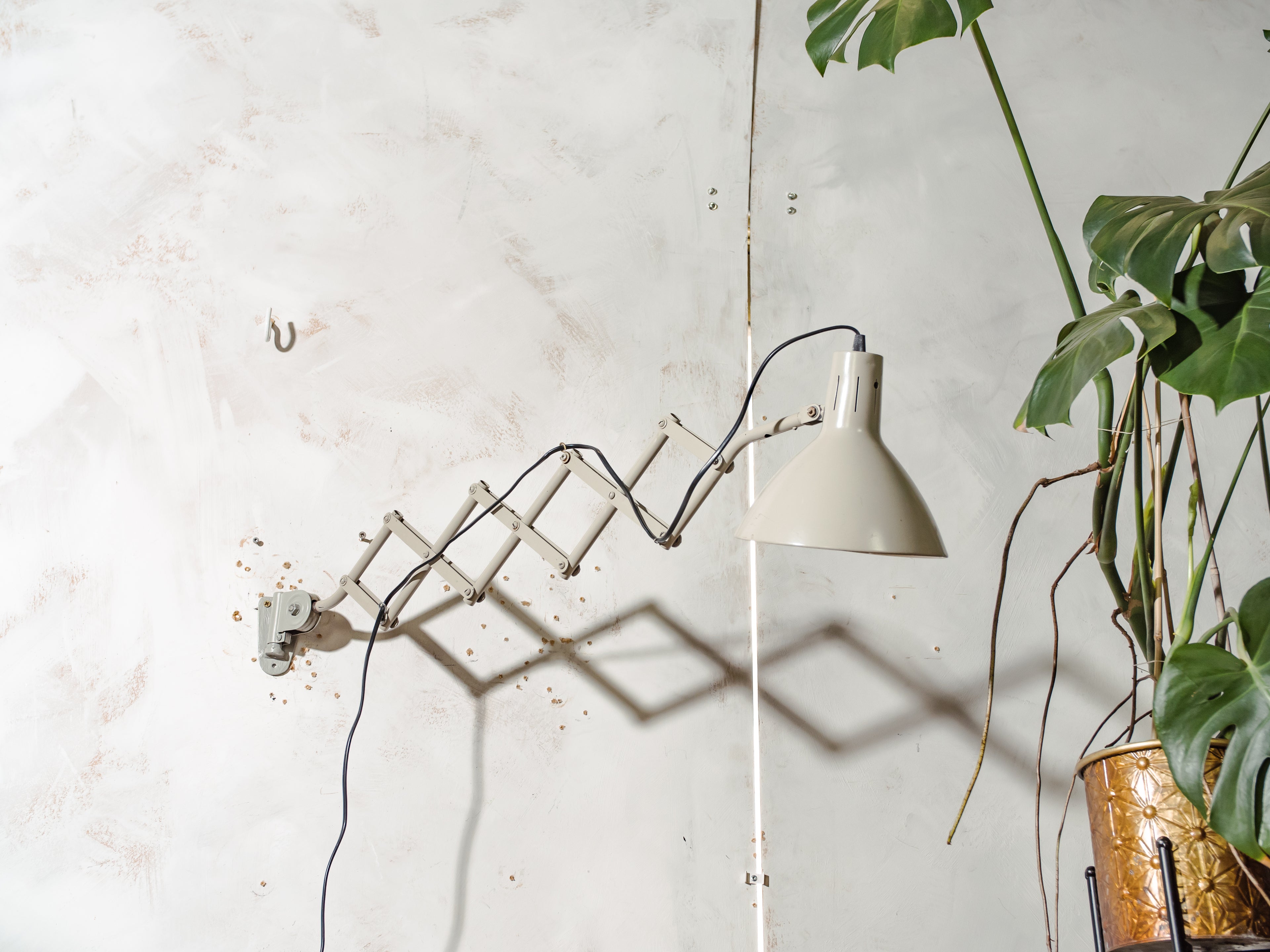 Vintage HALA schaarlamp, industriële werkplaatslamp uit de jaren 60, verstelbare grijze, scharnierende wandlamp, Busquet Design Holland