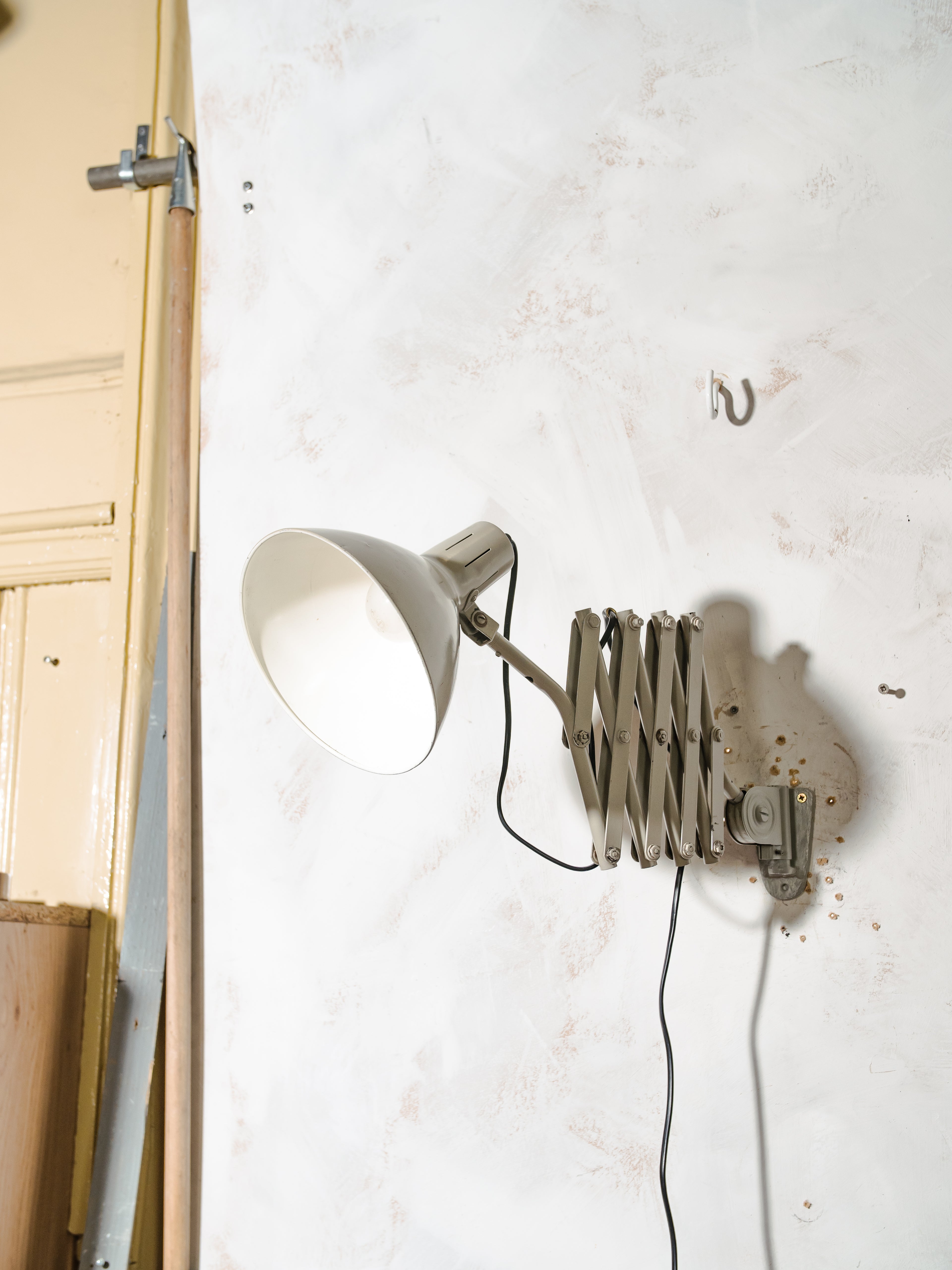 Vintage HALA schaarlamp, industriële werkplaatslamp uit de jaren 60, verstelbare grijze, scharnierende wandlamp, Busquet Design Holland