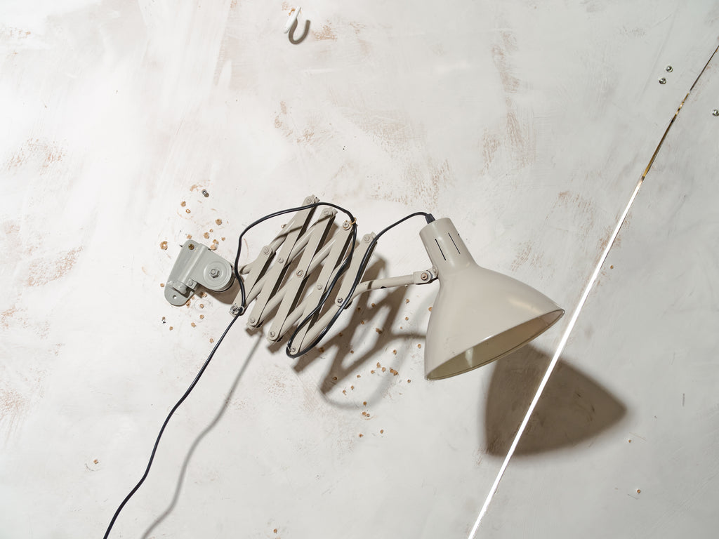 Vintage HALA schaarlamp, industriële werkplaatslamp uit de jaren 60, verstelbare grijze, scharnierende wandlamp, Busquet Design Holland