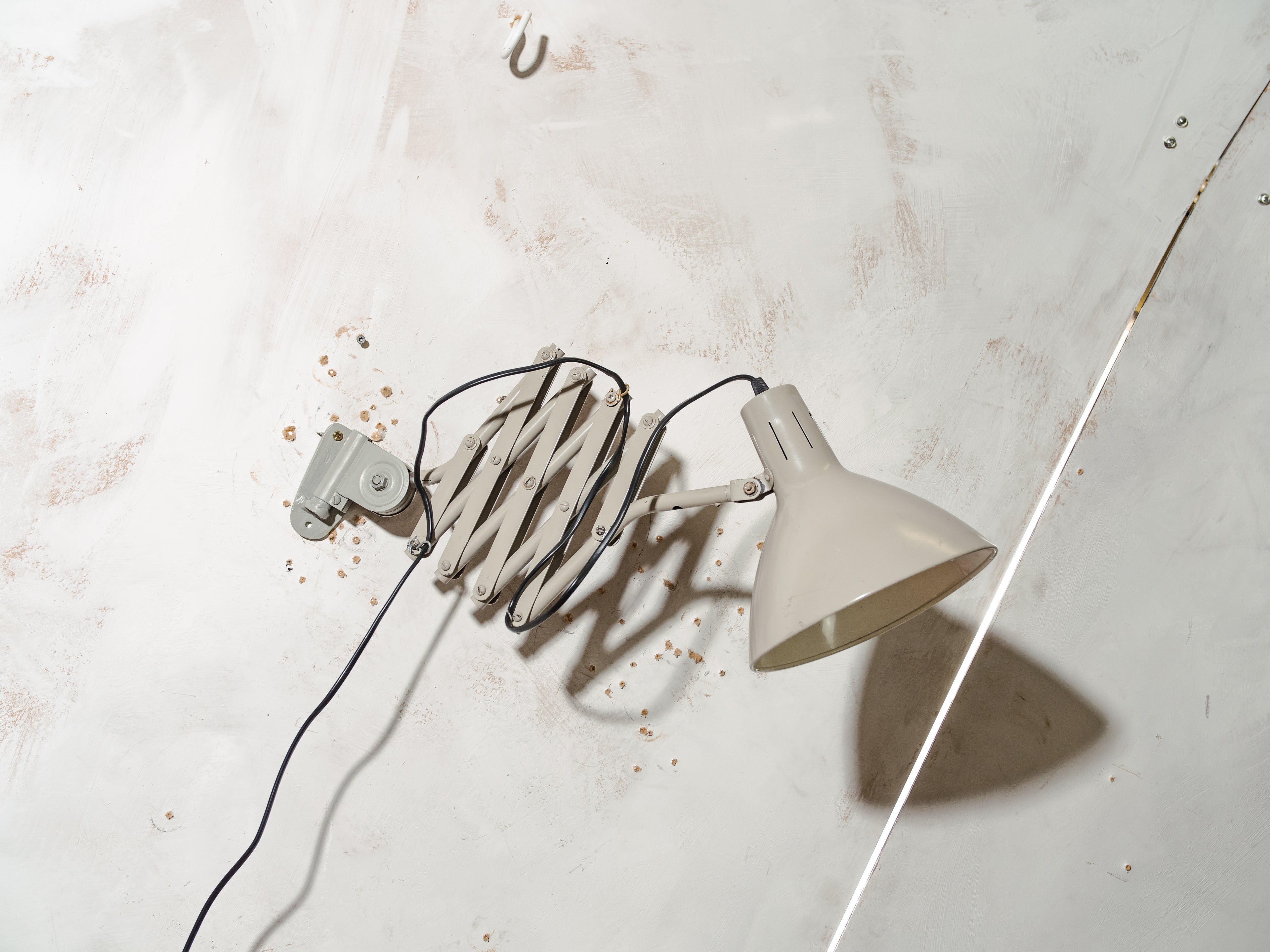 Vintage HALA schaarlamp, industriële werkplaatslamp uit de jaren 60, verstelbare grijze, scharnierende wandlamp, Busquet Design Holland