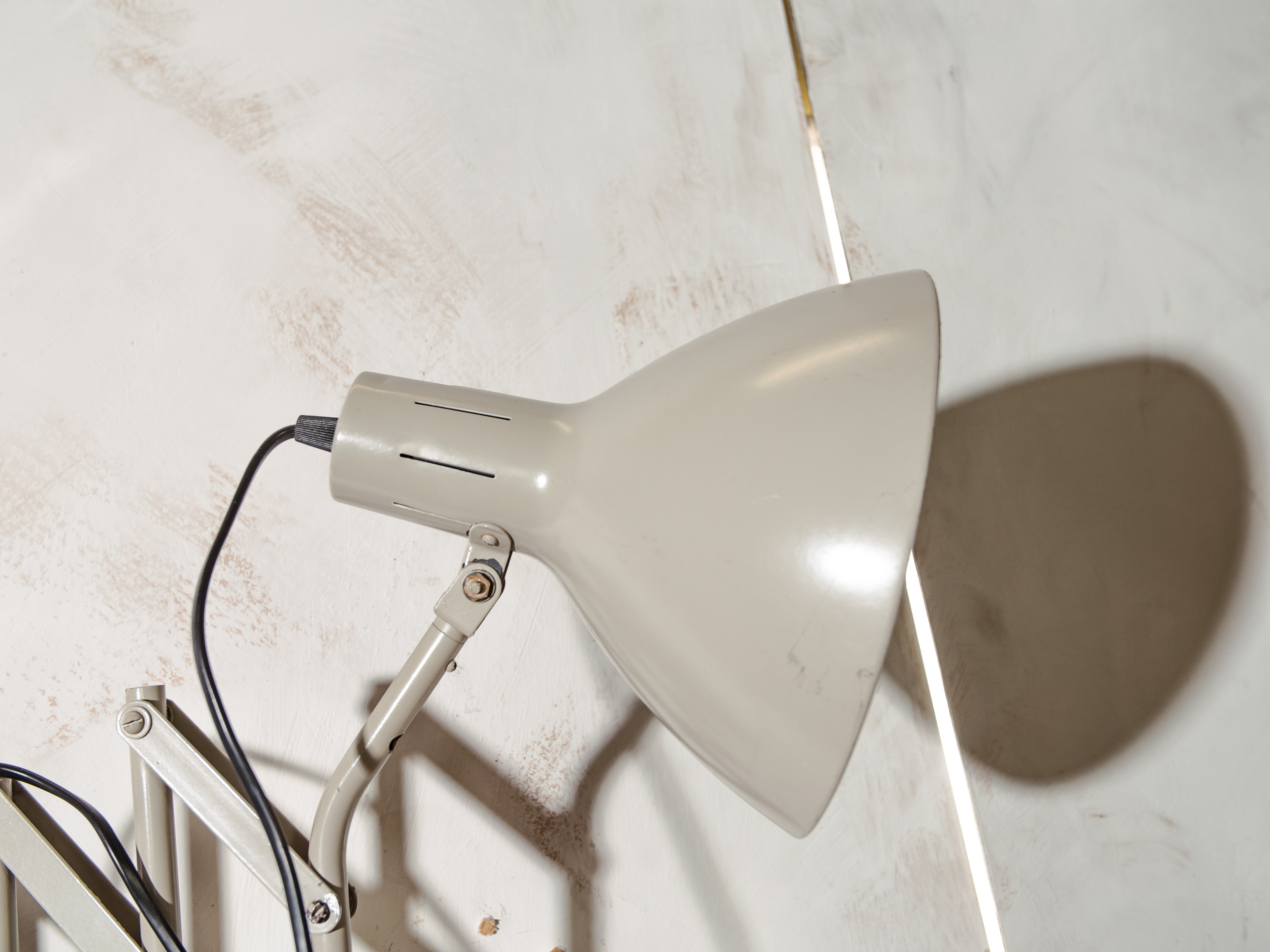 Vintage HALA schaarlamp, industriële werkplaatslamp uit de jaren 60, verstelbare grijze, scharnierende wandlamp, Busquet Design Holland