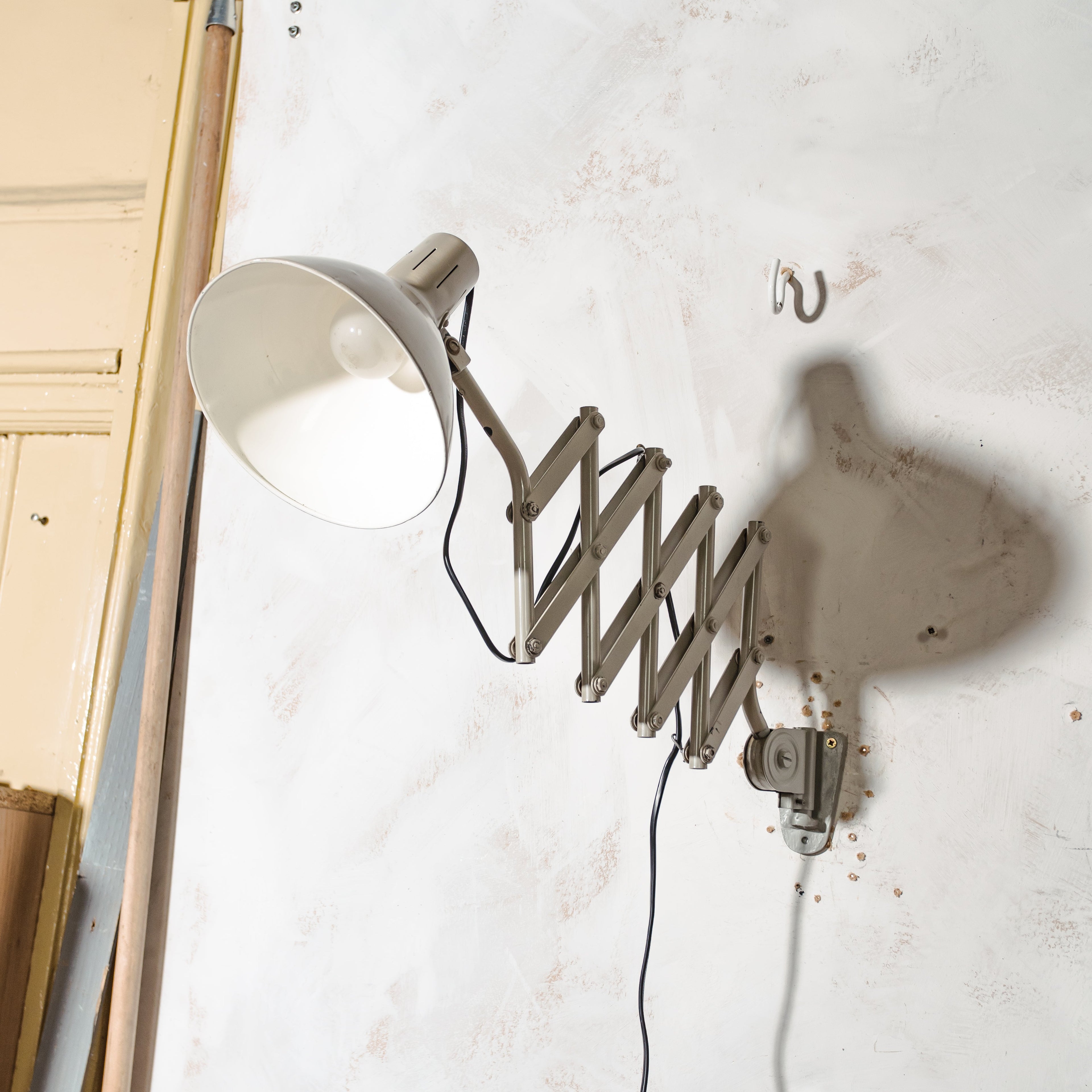 Vintage HALA schaarlamp, industriële werkplaatslamp uit de jaren 60, verstelbare grijze, scharnierende wandlamp, Busquet Design Holland