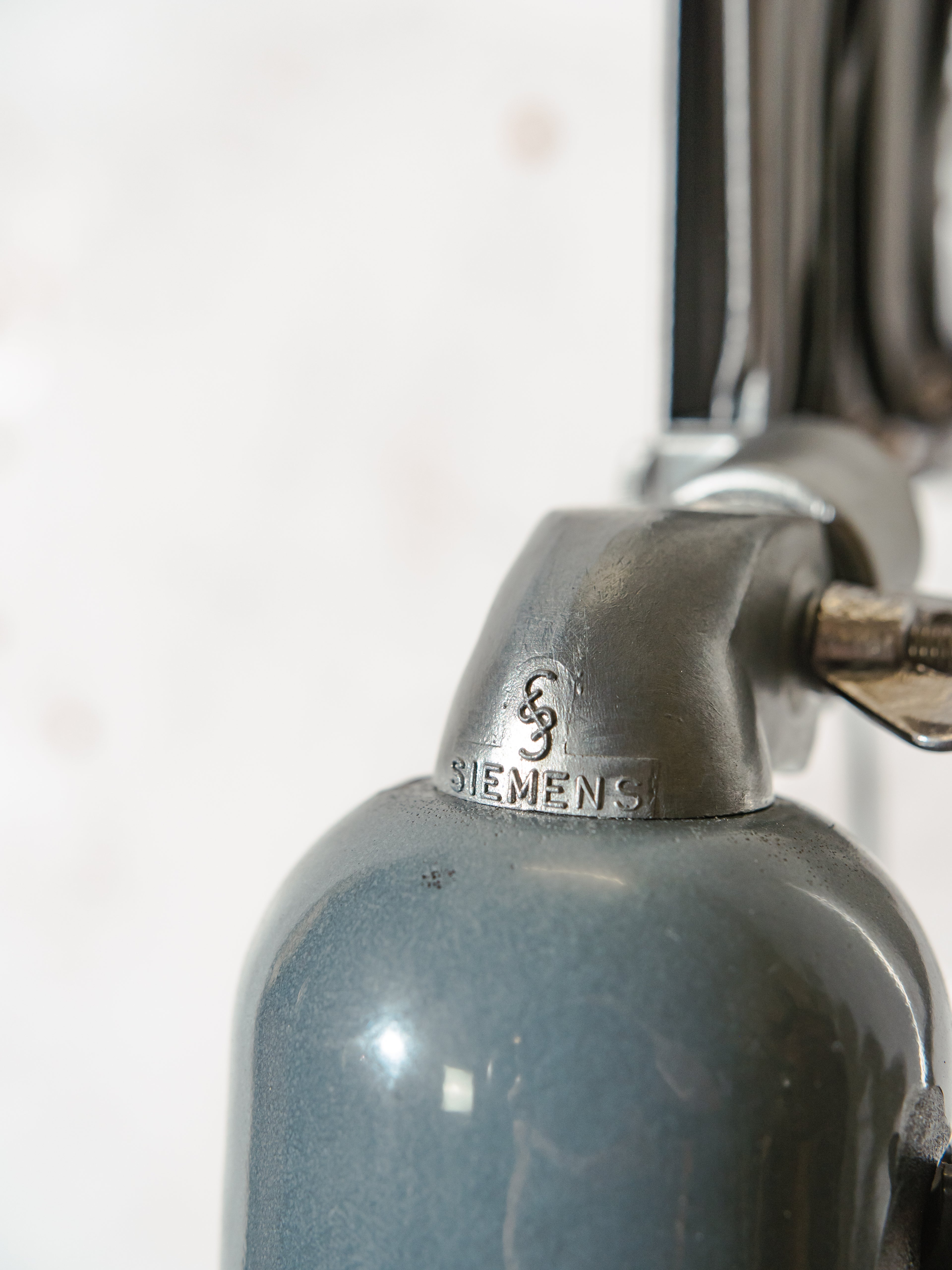 Zeldzame Siemens schaarlamp uit de jaren dertig, aan de muur te bevestigen, verstelbare harmonica werkplaats lamp met blauwe emaille kap, volledig gerenoveerd