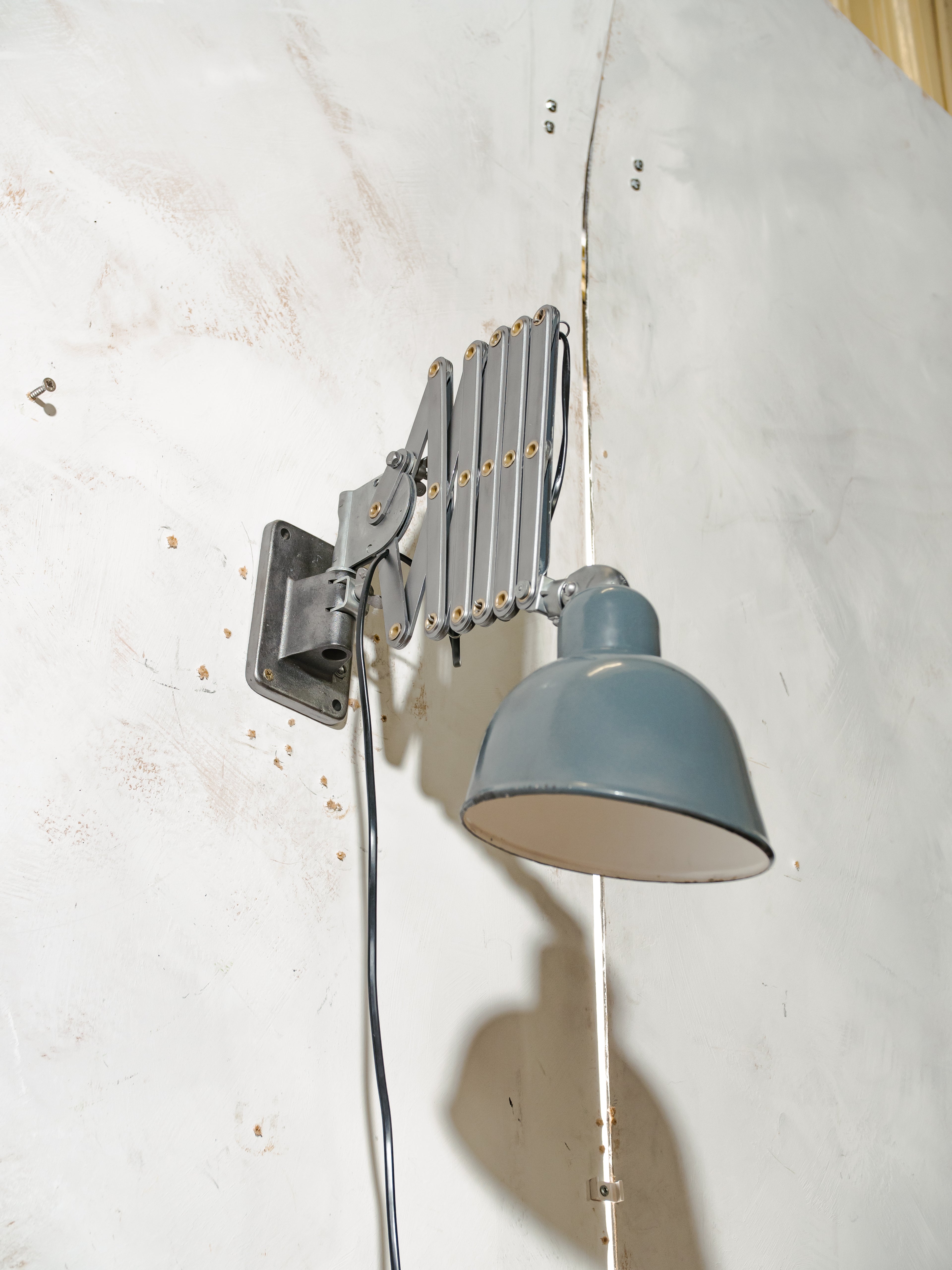 Zeldzame Siemens schaarlamp uit de jaren dertig, aan de muur te bevestigen, verstelbare harmonica werkplaats lamp met blauwe emaille kap, volledig gerenoveerd
