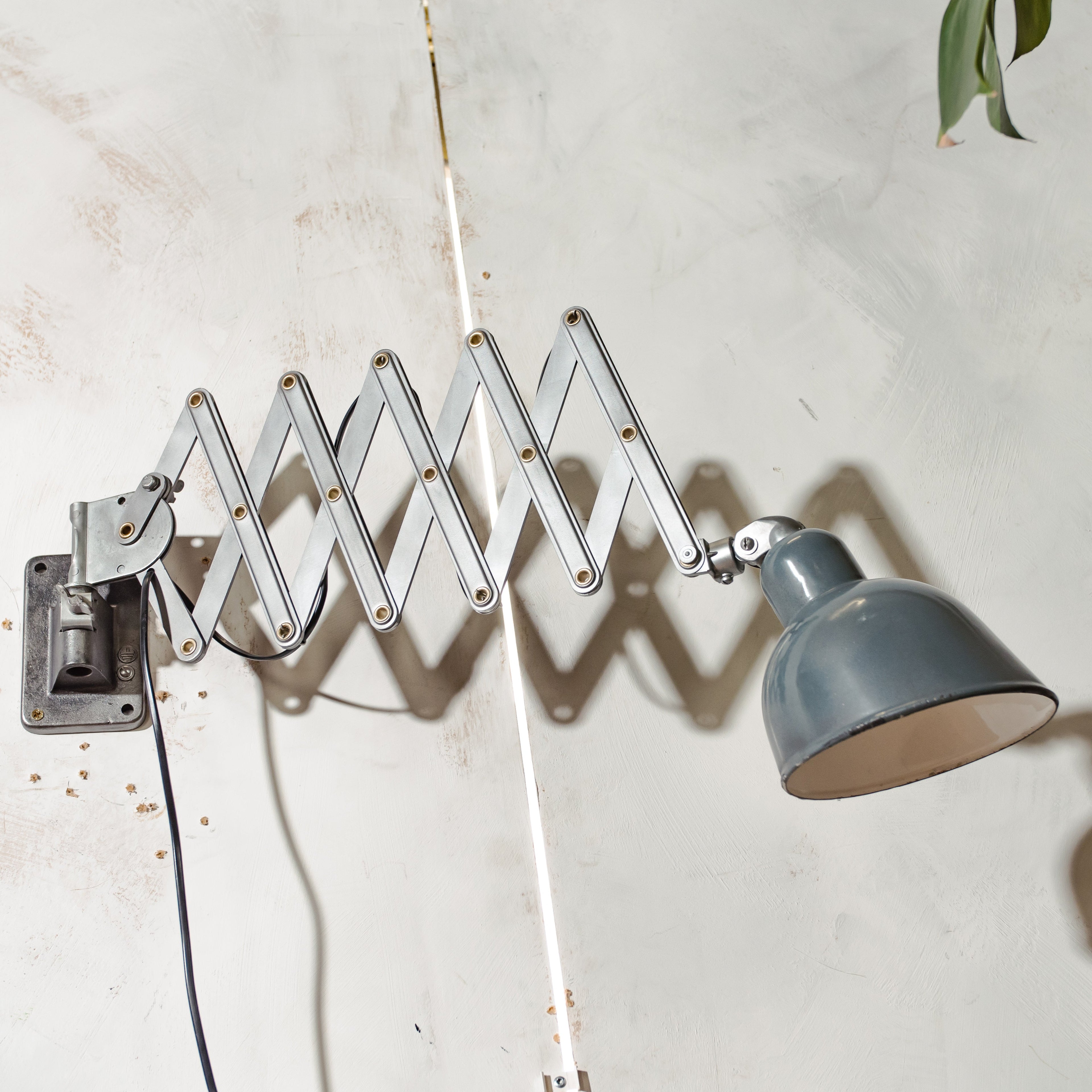 Zeldzame Siemens schaarlamp uit de jaren dertig, aan de muur te bevestigen, verstelbare harmonica werkplaats lamp met blauwe emaille kap, volledig gerenoveerd