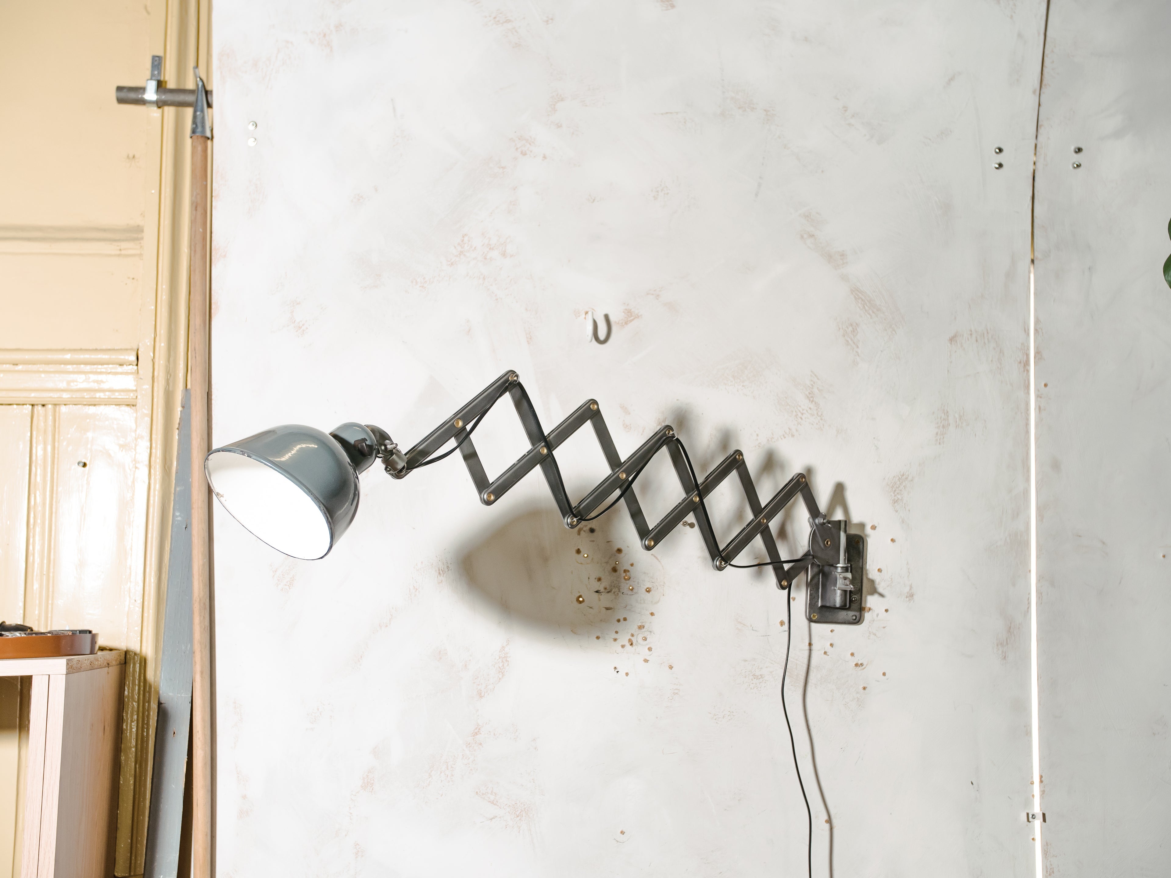 Zeldzame Siemens schaarlamp uit de jaren dertig, aan de muur te bevestigen, verstelbare harmonica werkplaats lamp met blauwe emaille kap, volledig gerenoveerd