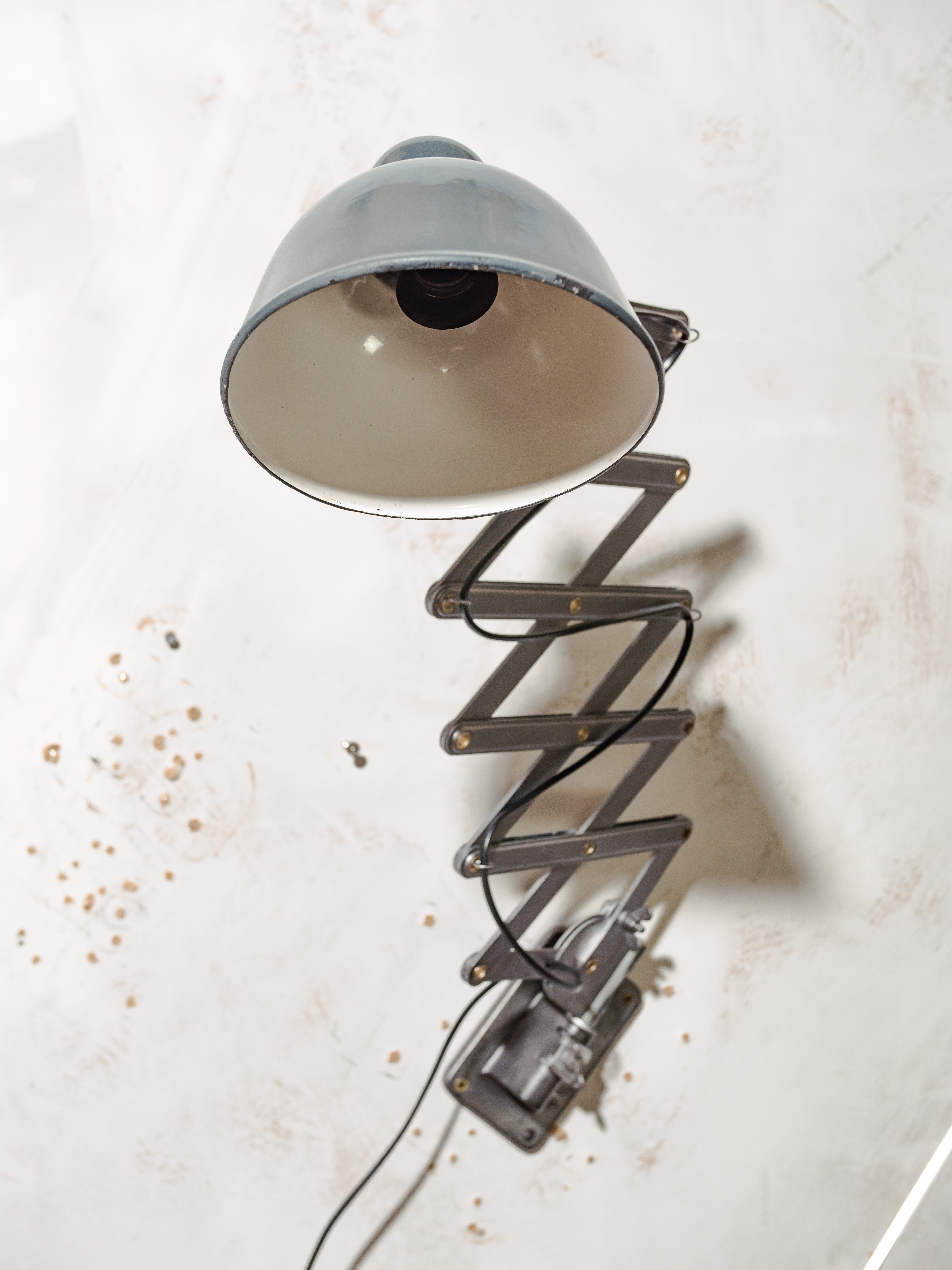 Rare 1930s Siemens Scissor Lamp, Wall Mounted Adjustable Harmonica Workshop Light with Blue Enamel Shade, Competely renovated