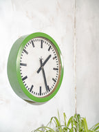 Vintage fabrieks wandklok uit de jaren 60 van SIEMENS, diameter Ø46 CM, gerenoveerde groene industriële stationsklok, Quartz mechanisme