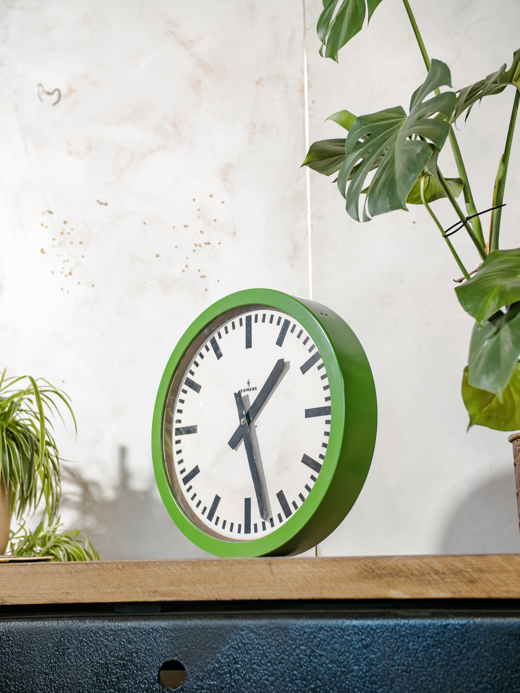 Vintage fabrieks wandklok uit de jaren 60 van SIEMENS, diameter Ø46 CM, gerenoveerde groene industriële stationsklok, Quartz mechanisme
