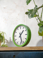 Vintage fabrieks wandklok uit de jaren 60 van SIEMENS, diameter Ø46 CM, gerenoveerde groene industriële stationsklok, Quartz mechanisme