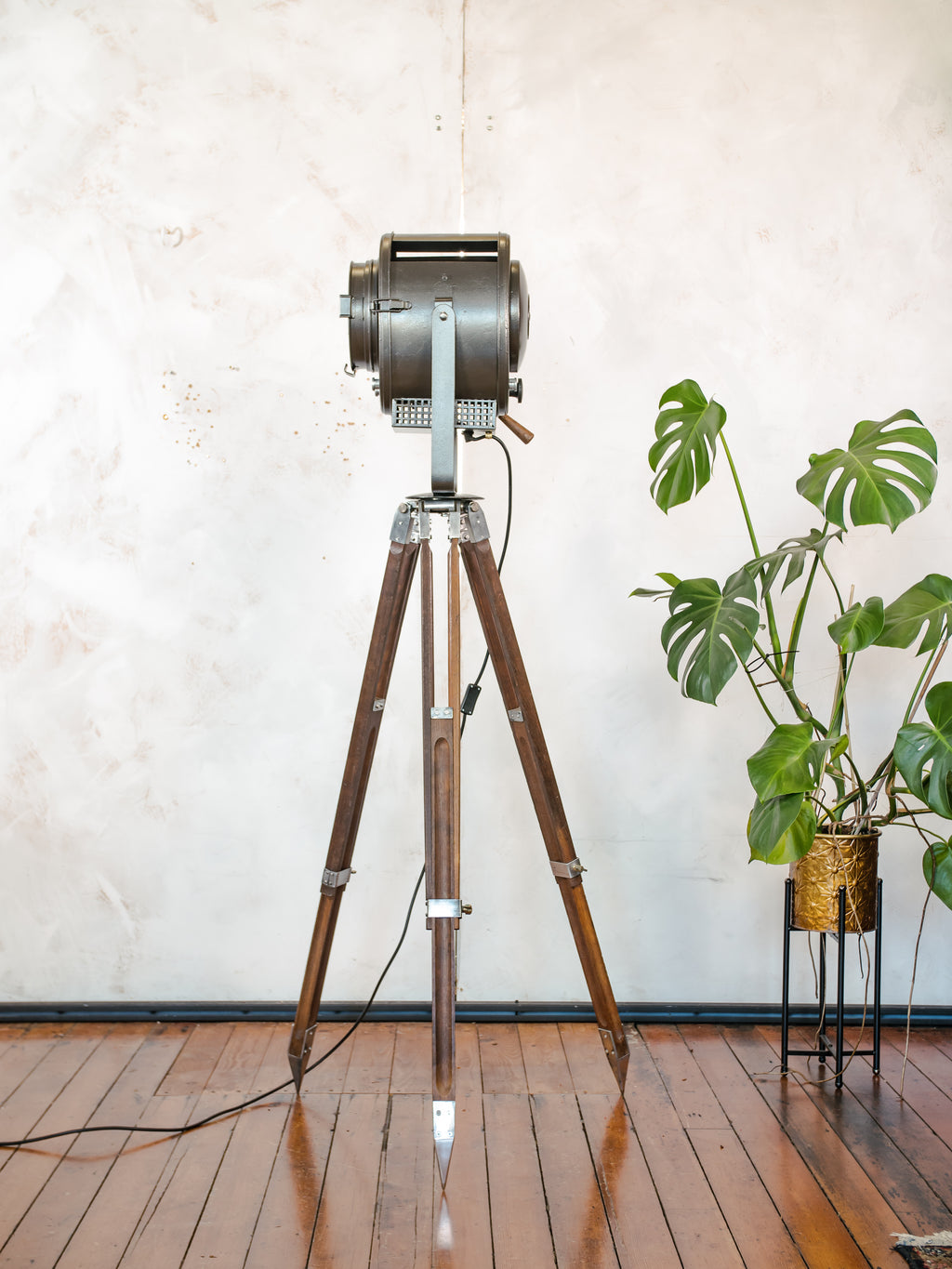 Vintage jaren 50 A.E. Cremer Paris Antraciet Theater Spotlight op Houten Landmeetkundige Statief, Gerenoveerde Industriële Retro Fresnel Vloerlamp
