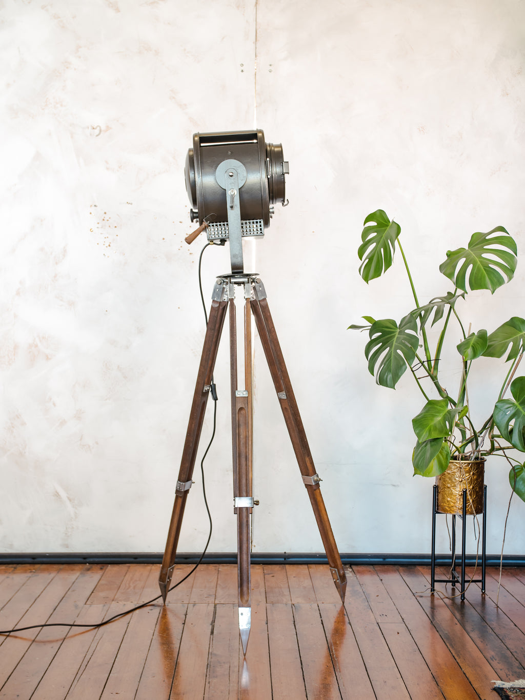 Vintage jaren 50 A.E. Cremer Paris Antraciet Theater Spotlight op Houten Landmeetkundige Statief, Gerenoveerde Industriële Retro Fresnel Vloerlamp