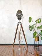Vintage jaren 50 A.E. Cremer Paris Antraciet Theater Spotlight op Houten Landmeetkundige Statief, Gerenoveerde Industriële Retro Fresnel Vloerlamp