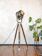 Vintage jaren 50 A.E. Cremer Paris Antraciet Theater Spotlight op Houten Landmeetkundige Statief, Gerenoveerde Industriële Retro Fresnel Vloerlamp