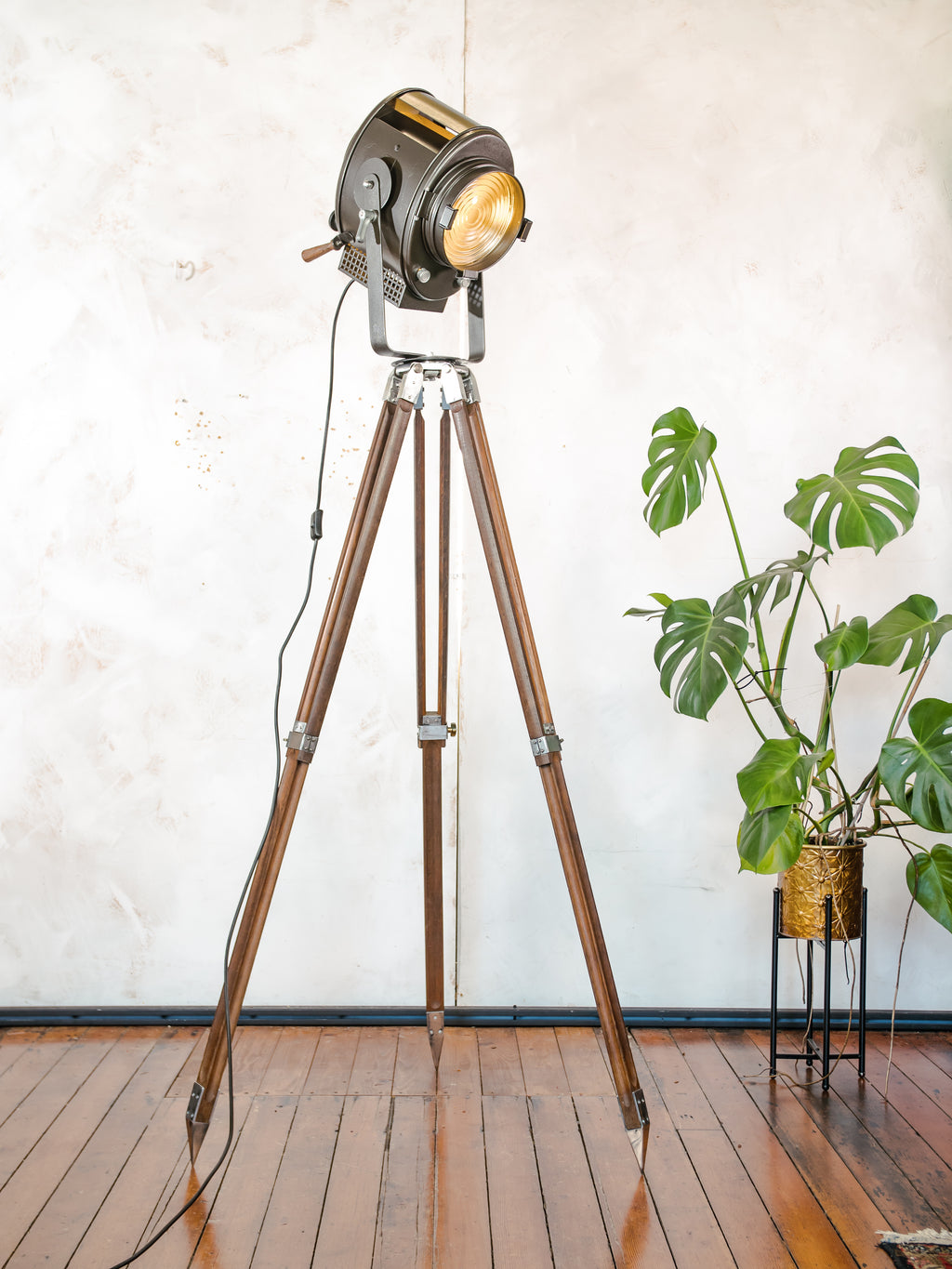Vintage jaren 50 A.E. Cremer Paris Antraciet Theater Spotlight op Houten Landmeetkundige Statief, Gerenoveerde Industriële Retro Fresnel Vloerlamp