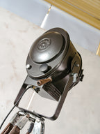 Vintage jaren 50 A.E. Cremer Paris Antraciet Theater Spotlight op Houten Landmeetkundige Statief, Gerenoveerde Industriële Retro Fresnel Vloerlamp