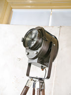 Vintage jaren 50 A.E. Cremer Paris Antraciet Theater Spotlight op Houten Landmeetkundige Statief, Gerenoveerde Industriële Retro Fresnel Vloerlamp
