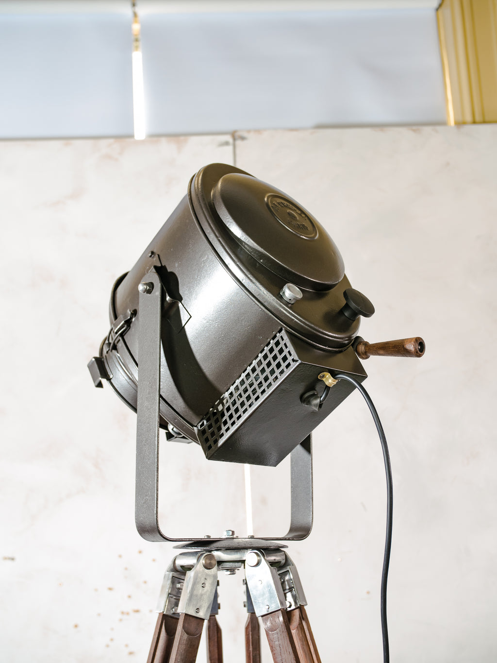 Vintage jaren 50 A.E. Cremer Paris Antraciet Theater Spotlight op Houten Landmeetkundige Statief, Gerenoveerde Industriële Retro Fresnel Vloerlamp
