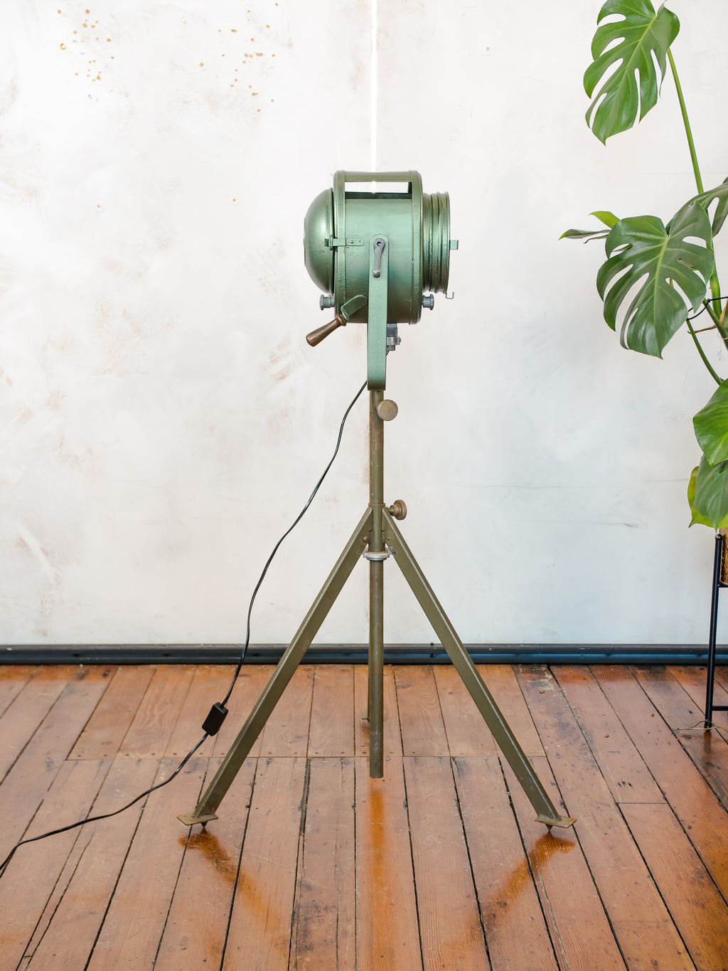 1950s A.E. Cremer Paris Film Projector on Tripod, Green Industrial Theatre Floor lamp, Loft lighting, French Antique Spotlight